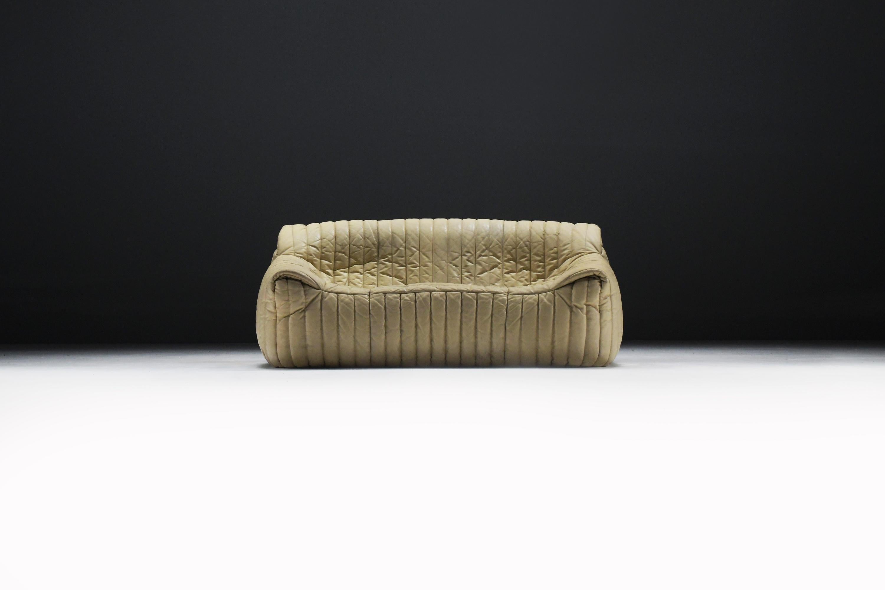 
Exceptional SANDRA lounge sofa in its original vintage cream/beige leather.
Designed by Annie Hieronimus for Cinna France.

French designer Annie Hieronimus created the Sandra almost immediately after her start at Roset Bureau d'Études in 1976. The