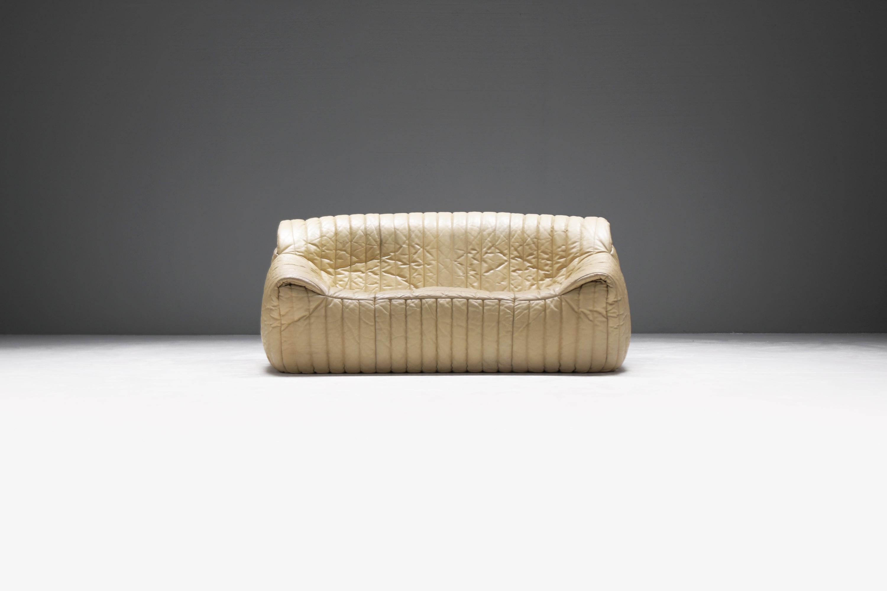 
Exceptional SANDRA lounge sofa in its original vintage cream/beige leather.
Designed by Annie Hieronimus for Cinna France.

French designer Annie Hieronimus created the Sandra almost immediately after her start at Roset Bureau d'Études in 1976. The