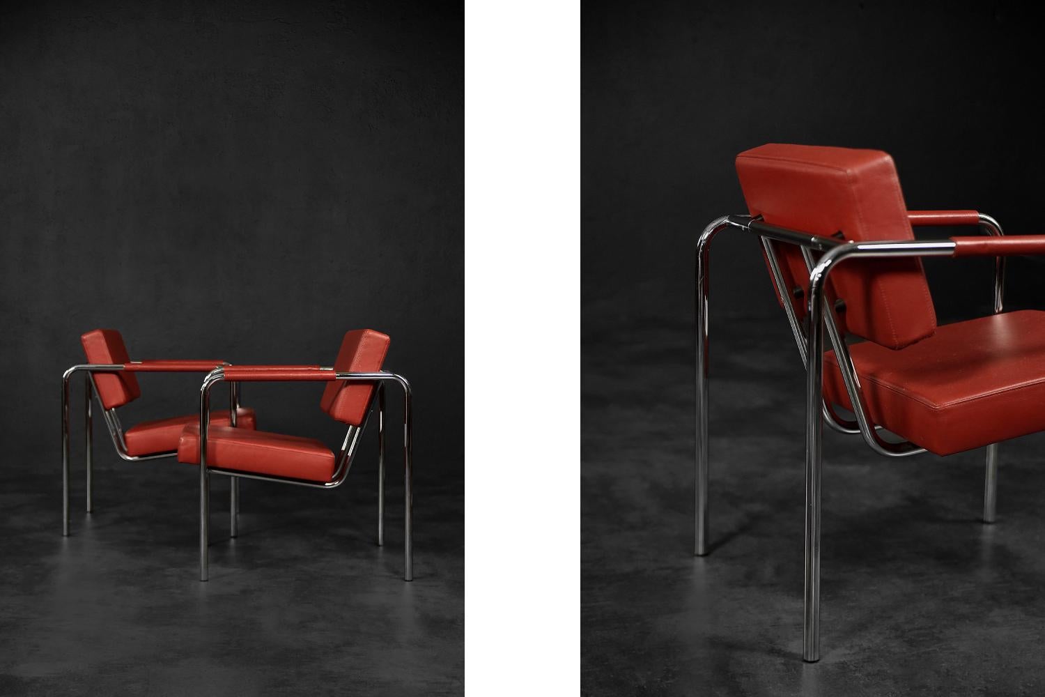 Cette paire de fauteuils super rares a été conçue par Torben Skov pour le fabricant danois Erik Jørgensen Møbelfabrik dans les années 1990. Il s'agit du modèle EJ 8. Le cadre géométrique est en métal chromé. L'assise et le dossier rectangulaires