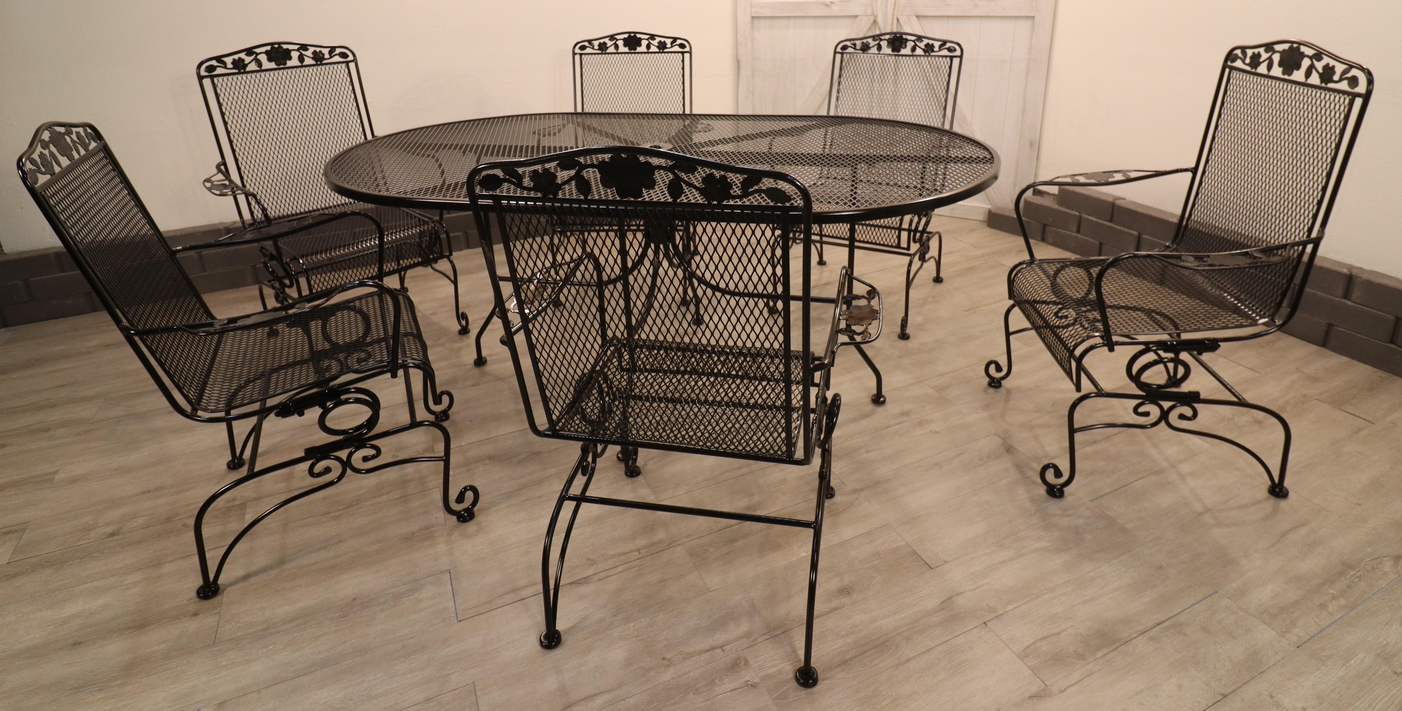 Rare ensemble de patio vintage en fer forgé - Chaises à pieds en volute avec fleurons et feuilles et table de 66 pouces en fer forgé

Ajoutez une touche d'élégance à votre espace extérieur avec cet ensemble de patio en fer forgé vintage, rare et