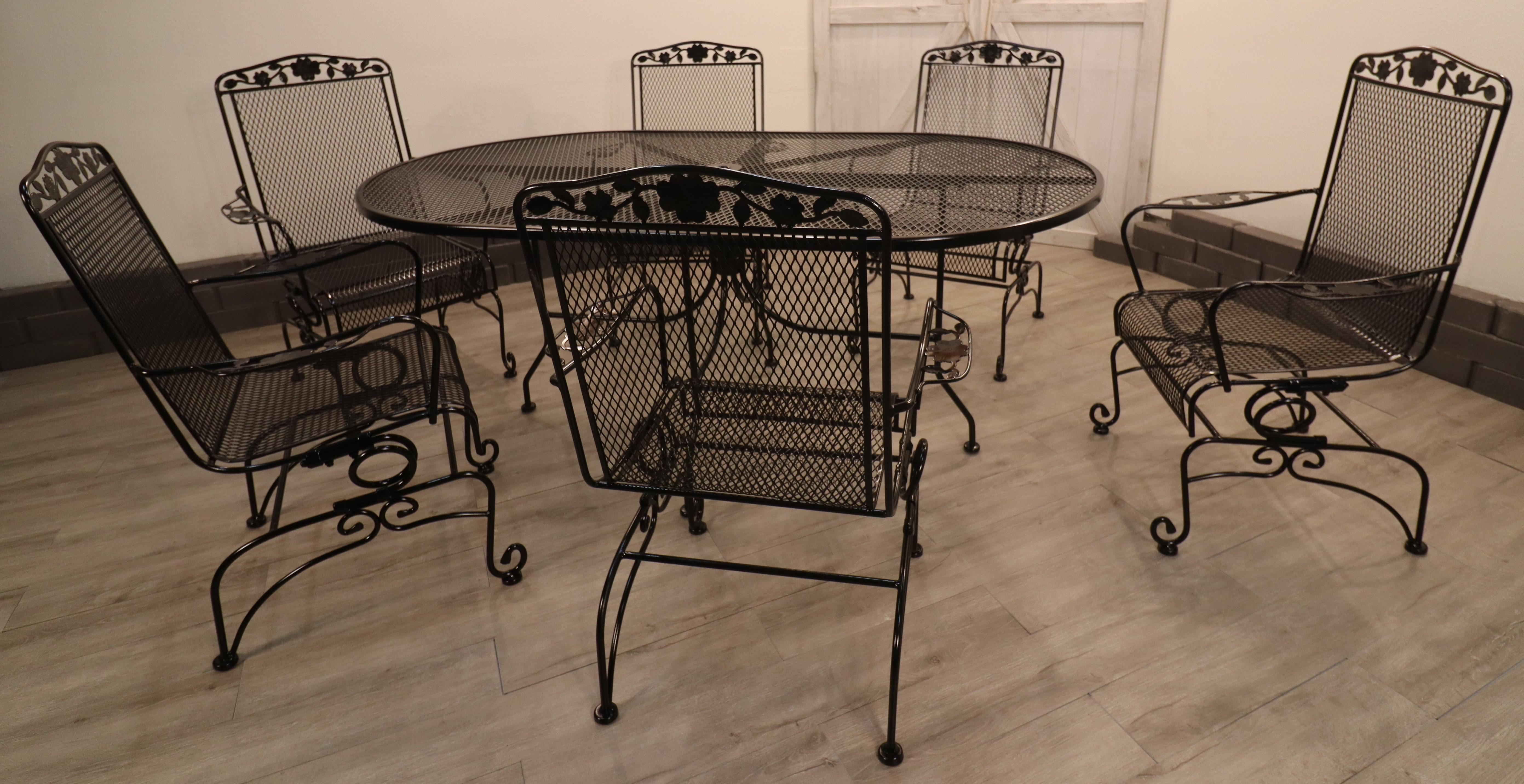Mid-Century Modern Ensemble de patio familial vintage en fer forgé sur pied en volutes en vente