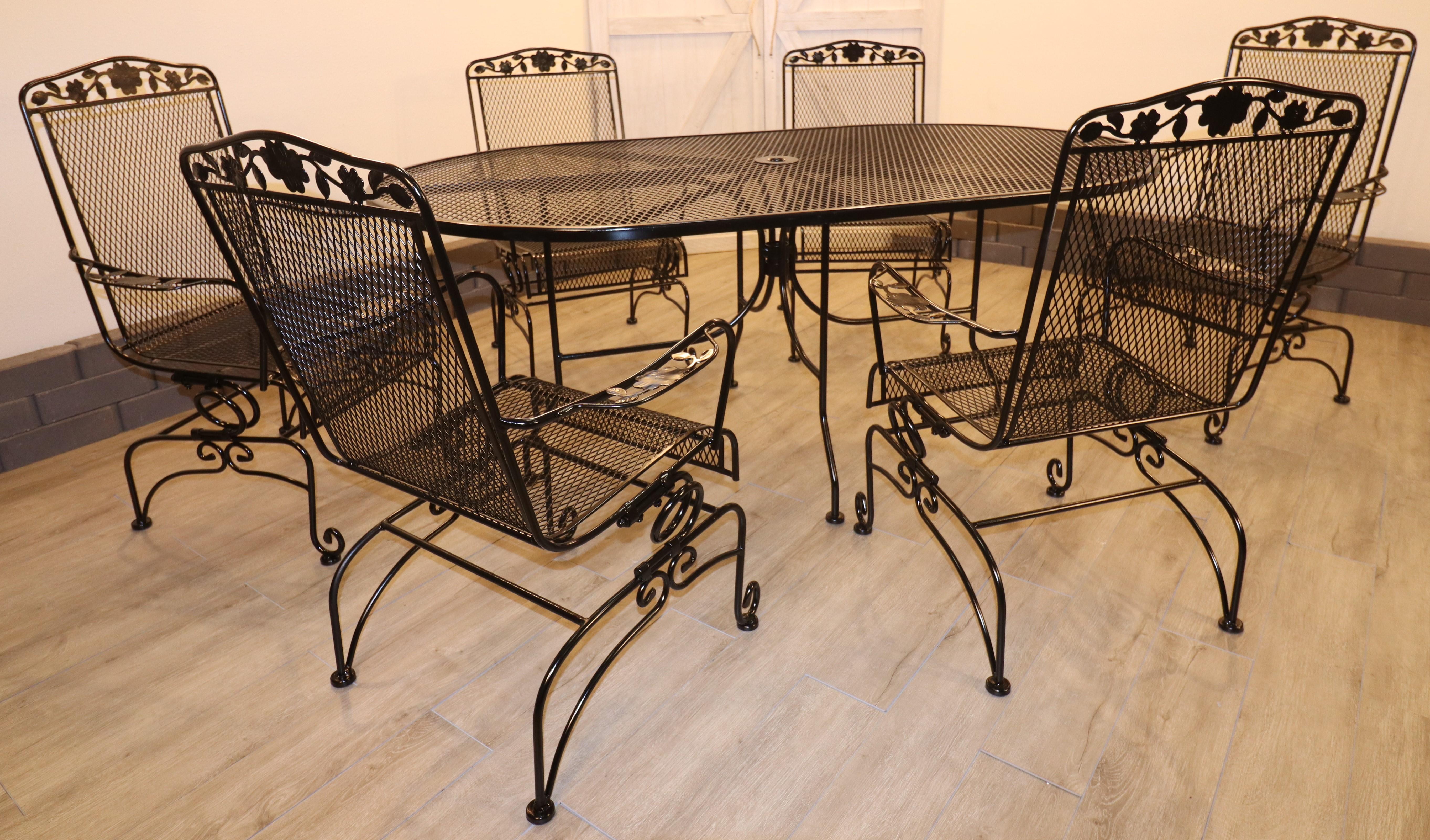 Ensemble de patio familial vintage en fer forgé sur pied en volutes Bon état - En vente à Omaha, NE