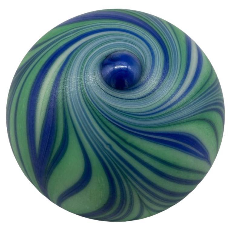 Raro Pisapapeles Vintage firmado 1975 John Barber Studio Art Glass Swirl Peso en venta