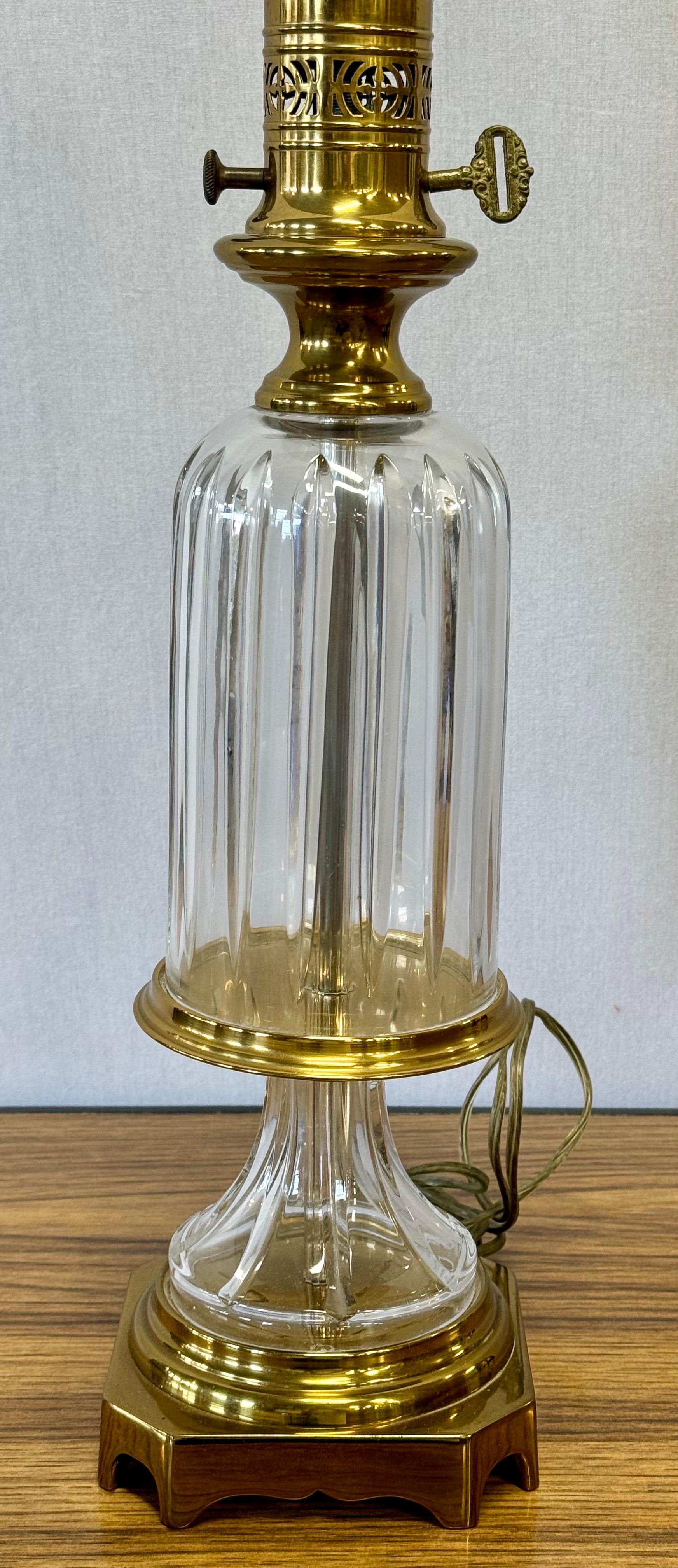 Rare lampe de table en laiton et verre signée Paul Hanson.  L'iconique glam d'Hollywood Regency dans le très convoité 