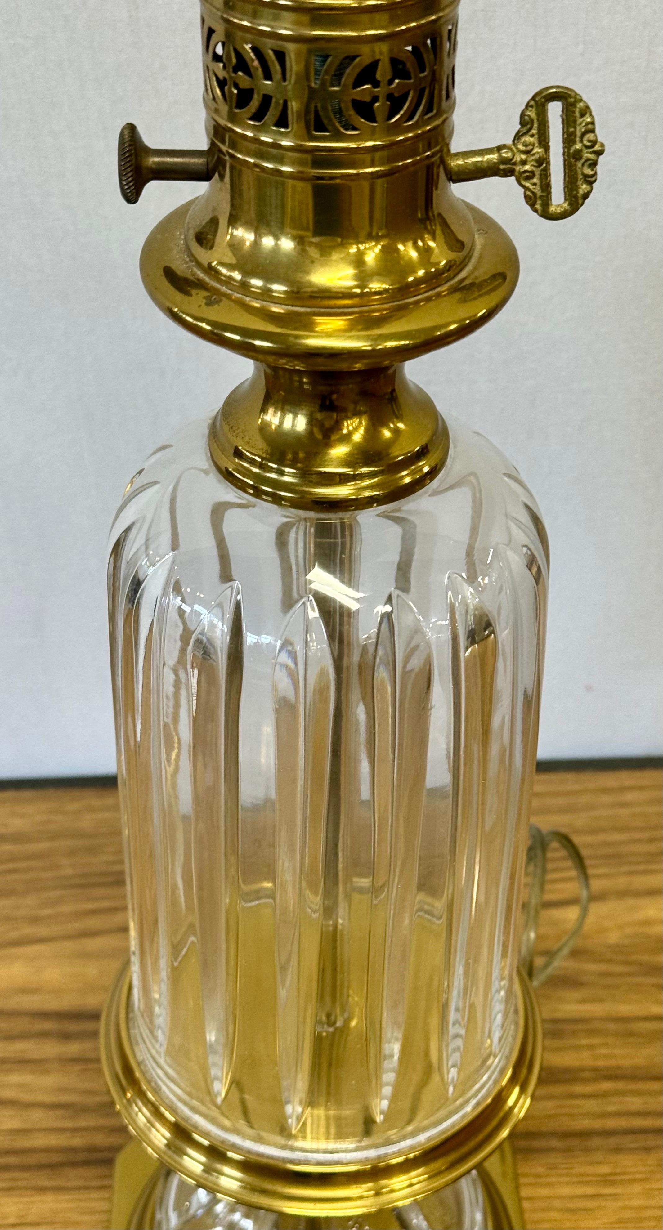 20ième siècle Rare lampe de table vintage signée Paul Hanson en laiton et verre Baccarat en vente
