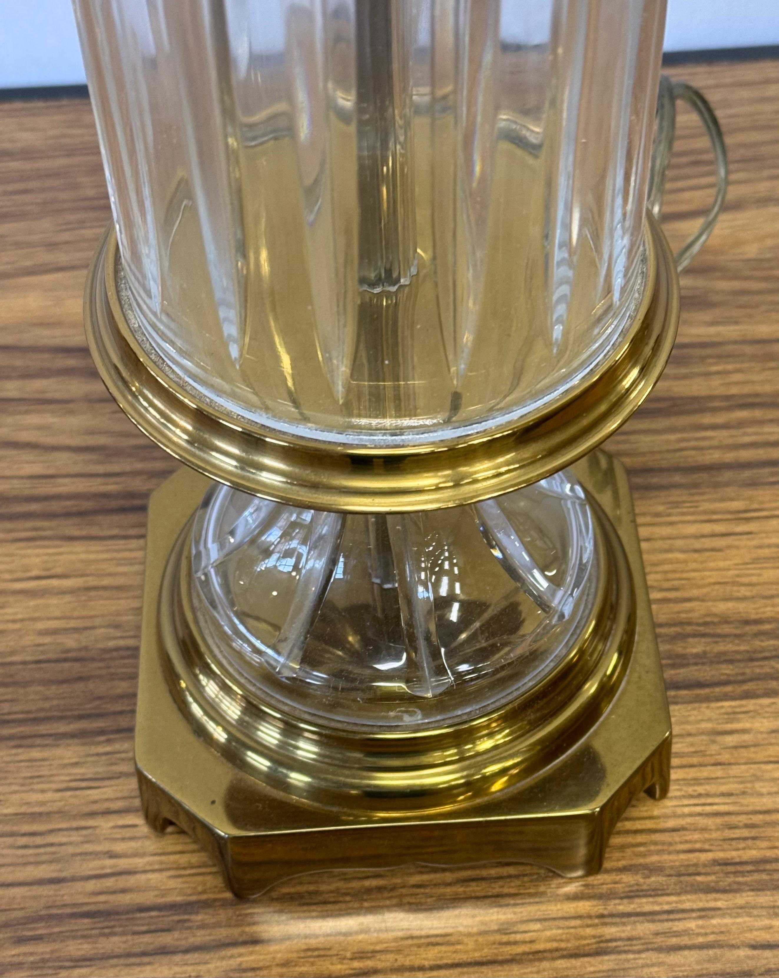 Laiton Rare lampe de table vintage signée Paul Hanson en laiton et verre Baccarat en vente