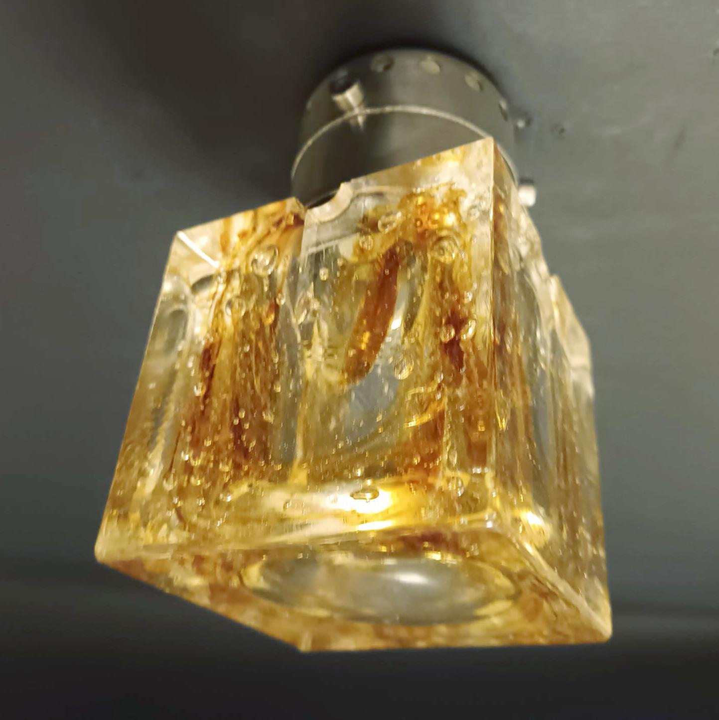 Foco italiano vintage que puede utilizarse como aplique o empotrado, con una única pantalla de cristal de Murano cúbico ámbar soplado a mano con burbujas en el interior del cristal mediante la técnica de la bollicina, montado en marco de níquel /