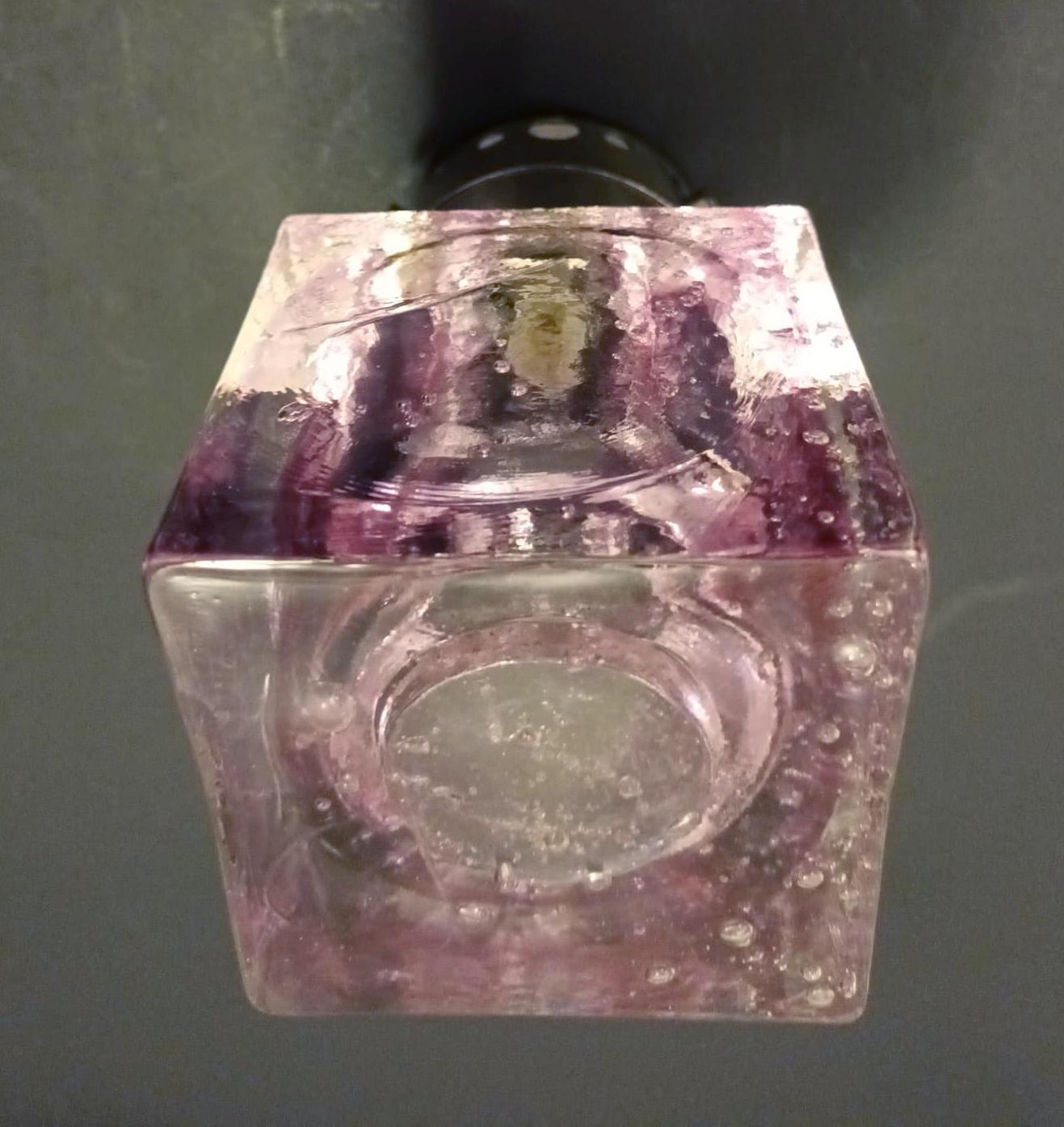 Italienischer Vintage-Strahler, der als Wandleuchte oder Unterputzleuchte verwendet werden kann, mit einem einzelnen amethystfarbenen kubischen Muranoglasschirm, der mit Hilfe der Bollicine-Technik mundgeblasen wurde, montiert auf einem Nickelrahmen