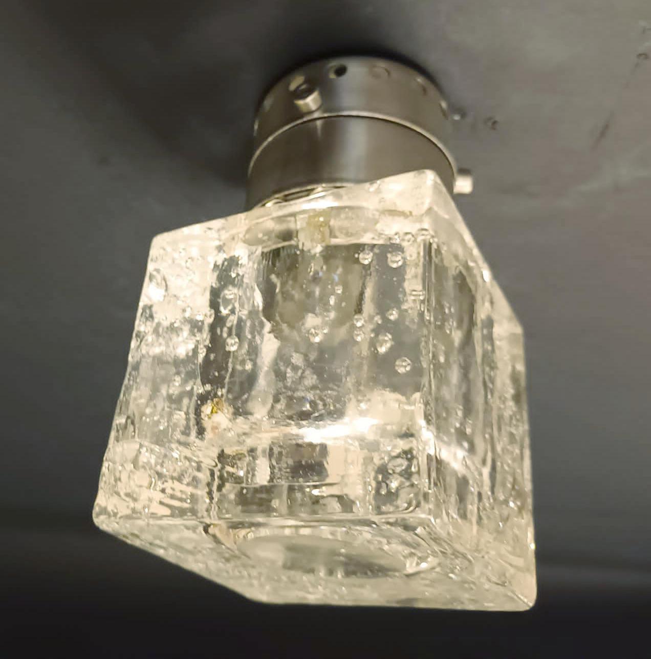 Vintage Italian spot light which can be used as a wall light or flush mount, with a single clear cubic Murano glass shade hand blown with bubbles inside the glass using bollicine technique, mounted on nickel frame / Made in Italy by Sciolari, circa