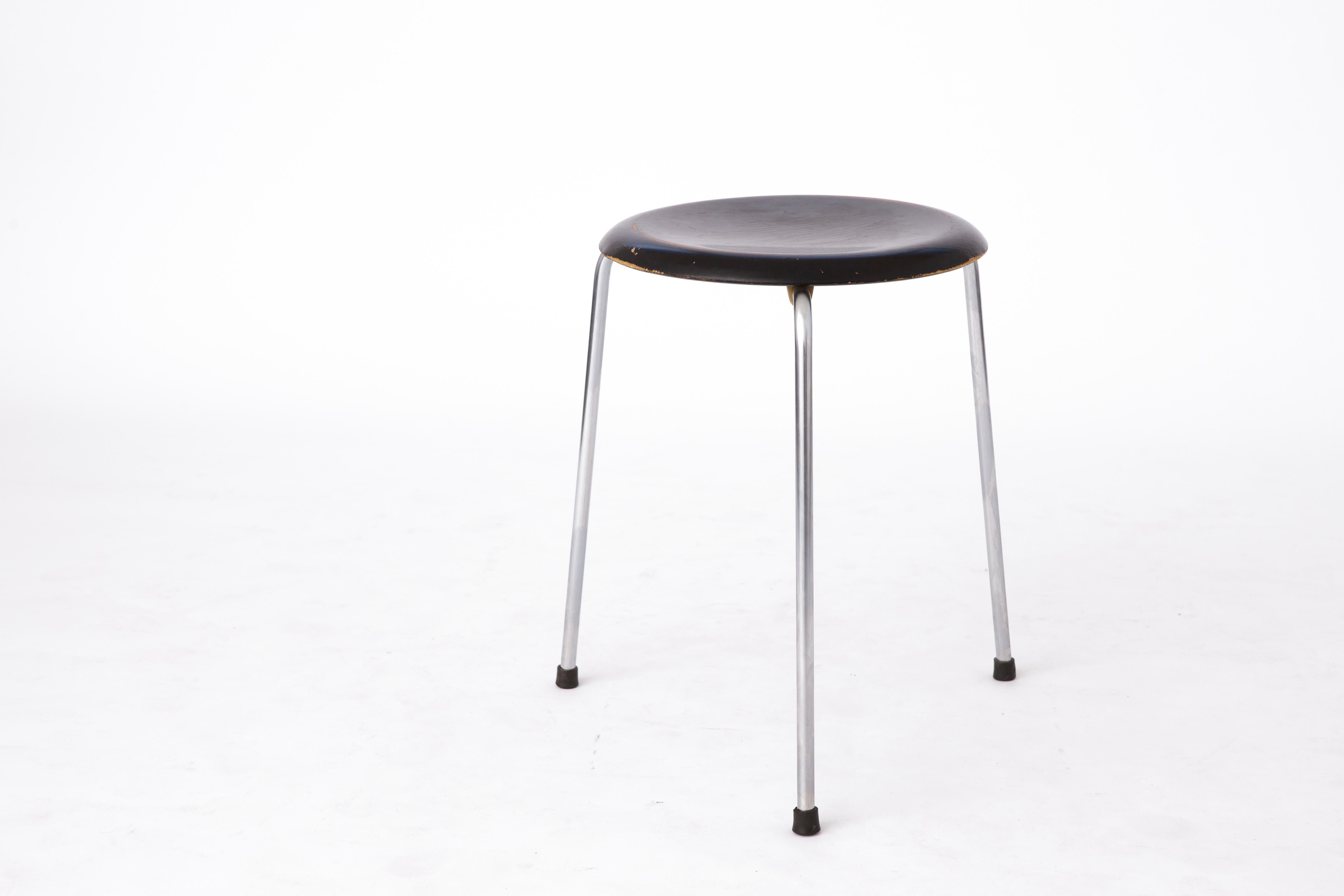 Rare vintage stool model 3170 by Arne Jacobsen for Fritz Hansen, 1950's In Good Condition For Sale In Hannover, DE