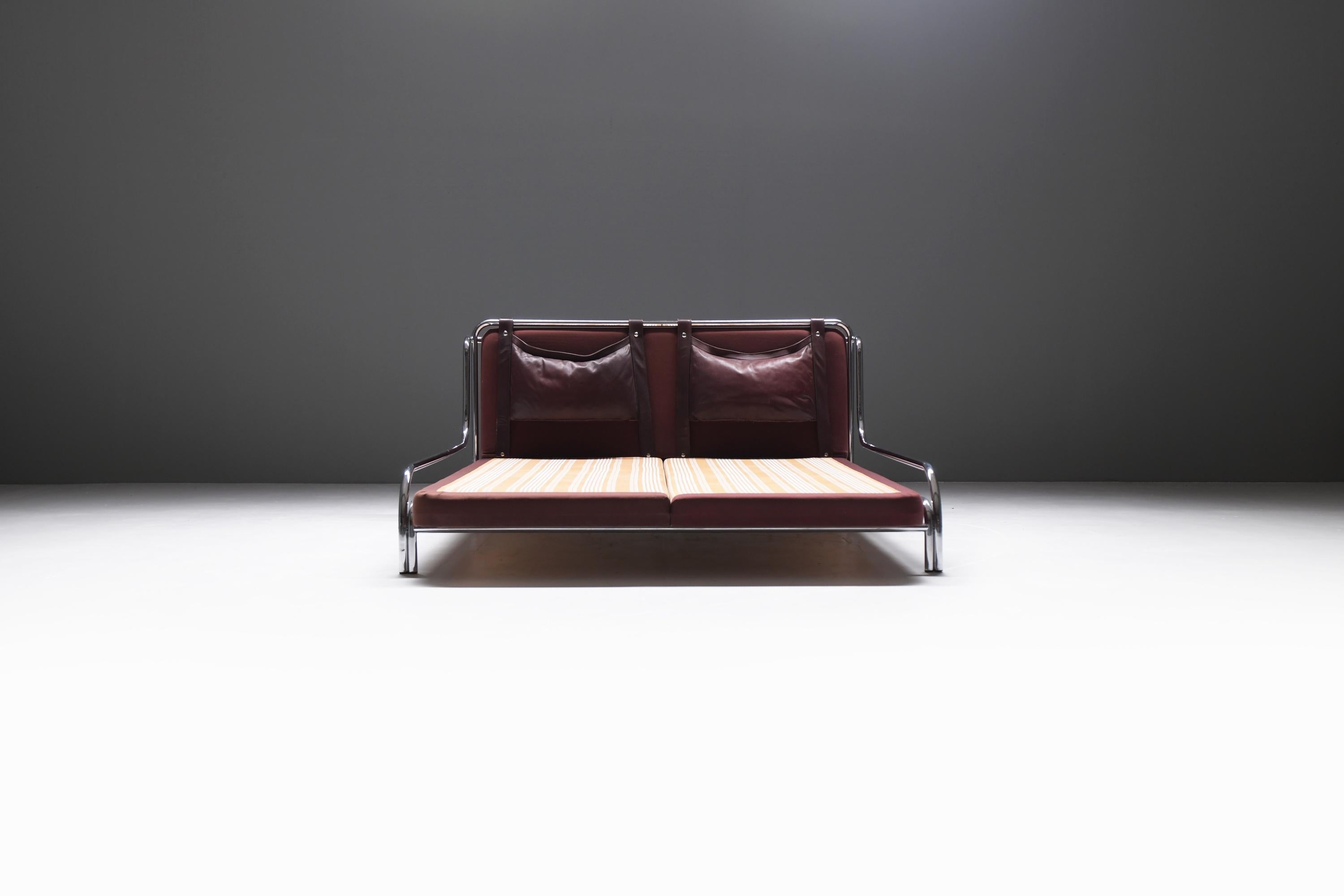 
Italian Postmodern Stringa queen size bed from its first owner.  A rare find on the market.
Designed by Gae Aulenti for Mobili Italy.

This piece by female architect and designer Gae Aulenti features stunning details. The bed consists of a tubular