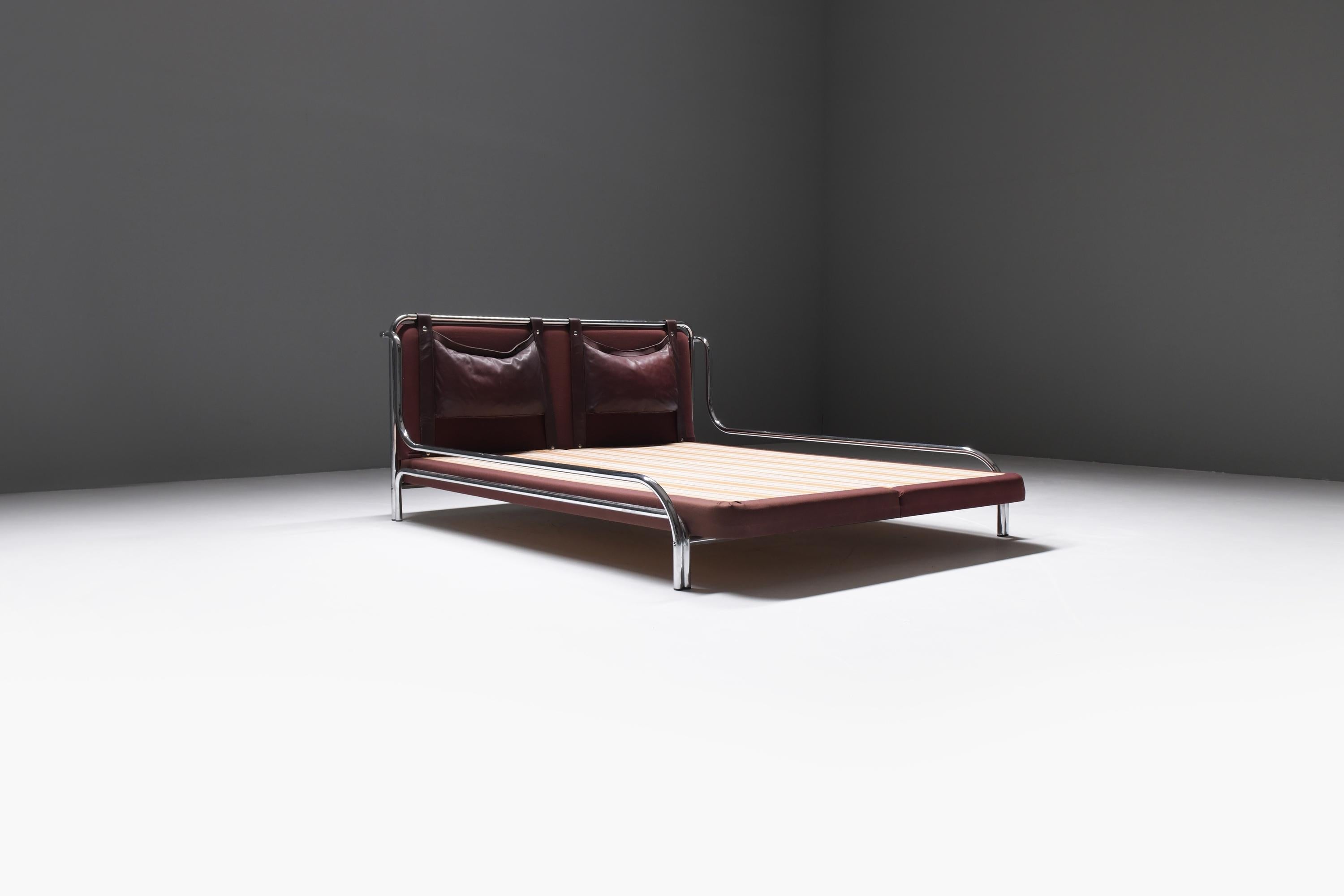 Rare vintage Stringa Queen Size Bed by Gae Aulenti for Mobili Italy In Good Condition In Buggenhout, Oost-Vlaanderen