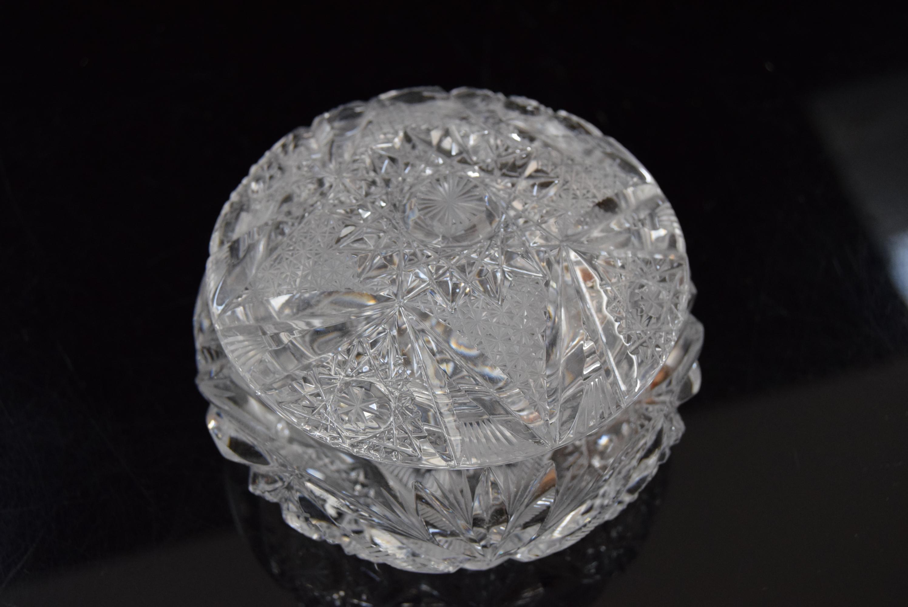 Tchèque Bol à sucre vintage rare, en cristal taillé, bohème, dans les années 1960.  en vente
