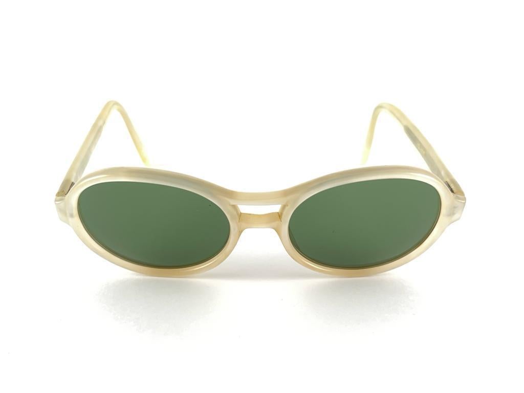 
Rare Vintage Swank Helaine White Pearl Oval Frame Holding Spotless Green Lenses Sunglasses 1970’S 
This Pair May Show Sign Of Wear Due To More Than 40 Years Of Storage



Made In France



Front                                          13.5