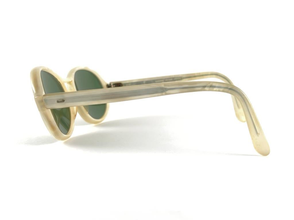 Rare Vintage Swank Helaine White Pearl Oval Frame 70'S Sunglasses Made In France In New Condition In Baleares, Baleares