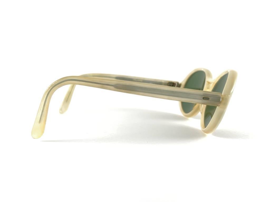 Women's or Men's Rare Vintage Swank Helaine White Pearl Oval Frame 70'S Sunglasses Made In France