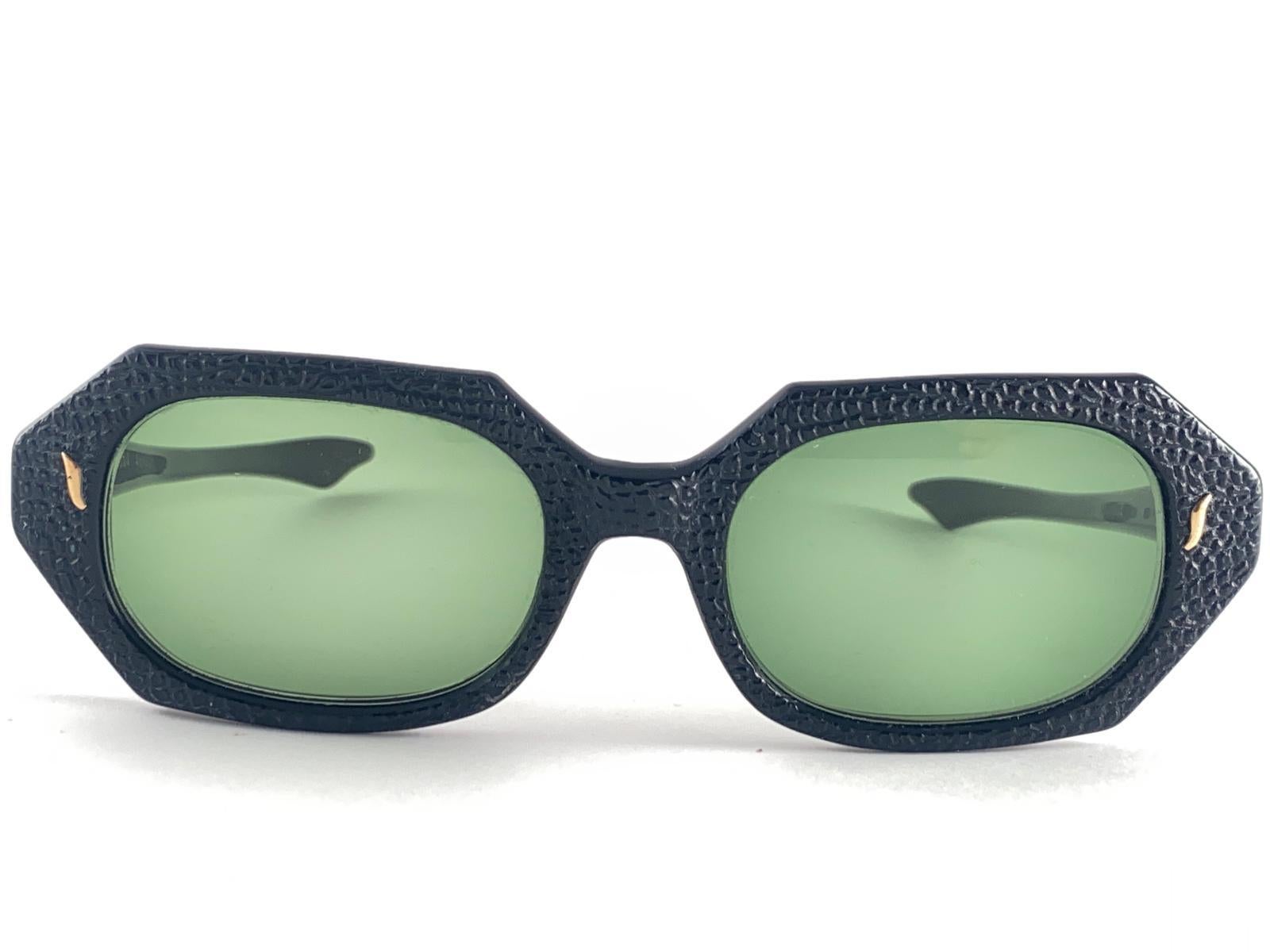 
Rare Vintage Swank Black Textured Frame Holding Solid Green Lenses Sunglasses 1970’S 
This Pair Show Sign Of Wear Due To More Than 40 Years Of Storage



Made In France



Front                                         13.5   Cms
Lens Height        