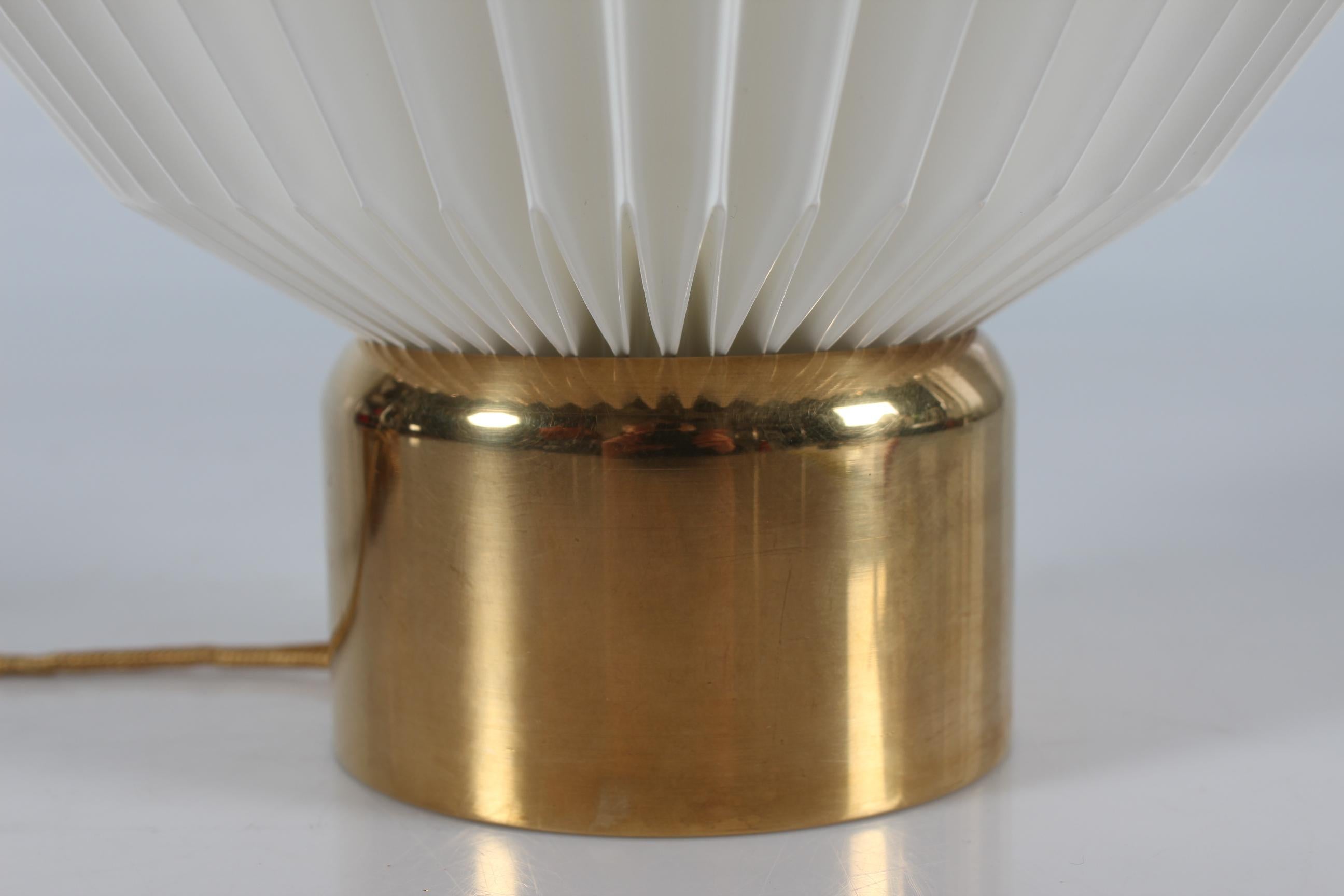 Rare vintage Le Klint table lamp model no. 375 designed by Esben Klint in the 1940's for Le Klint. 

The lampbase is made of turned solid brass in strong quality mounted with a newer lampshade made by Le Klint.

Measures: height incl lampbase 28