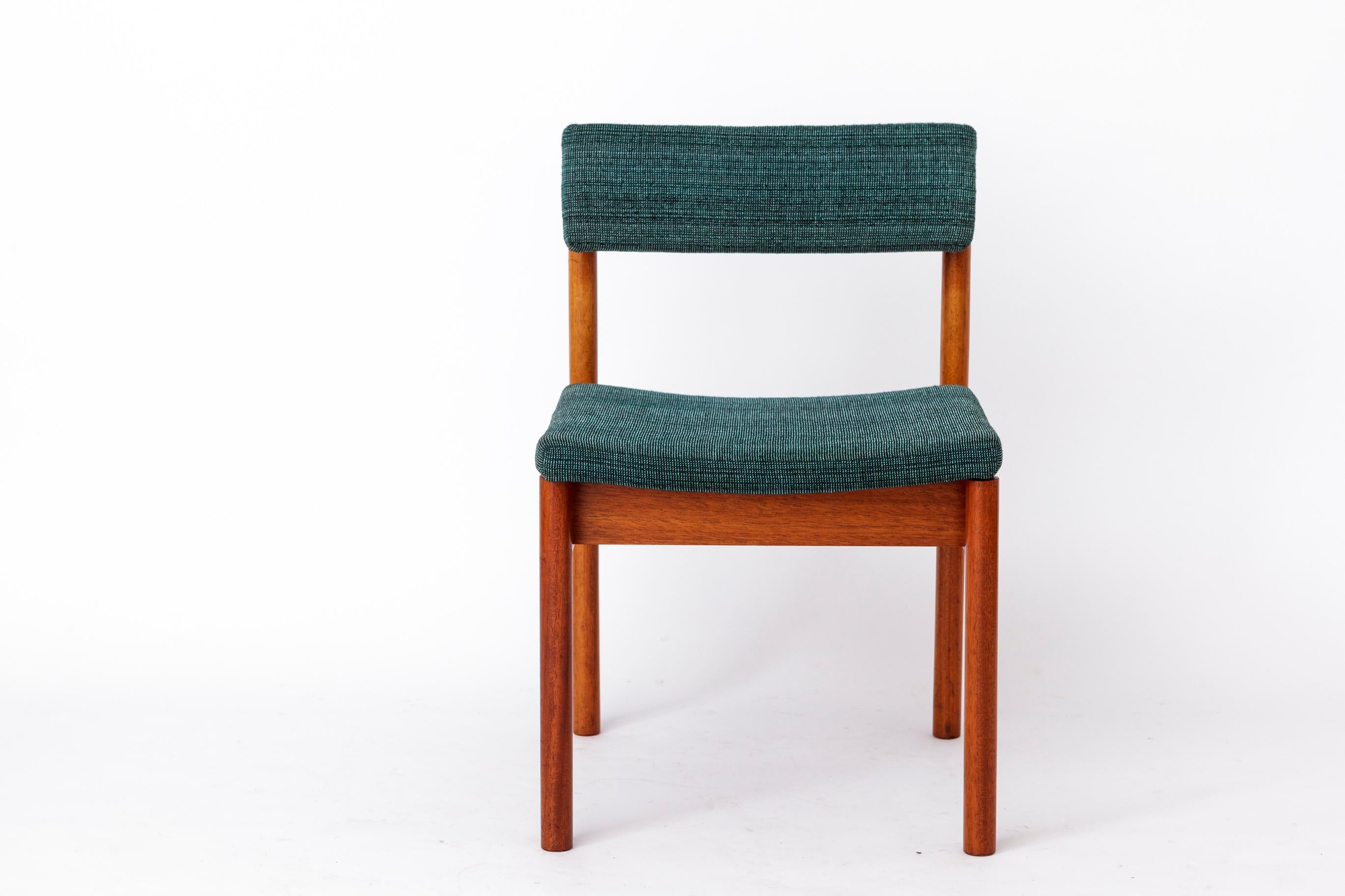 Rare Vintage Teak Desk Chair  1960s-1970s
Timeless elegance meets mid-century craftsmanship in this unique vintage desk chair from the 1960s-1970s. With its sturdy teak wood frame and original green upholstery, this chair is a rare find—only one