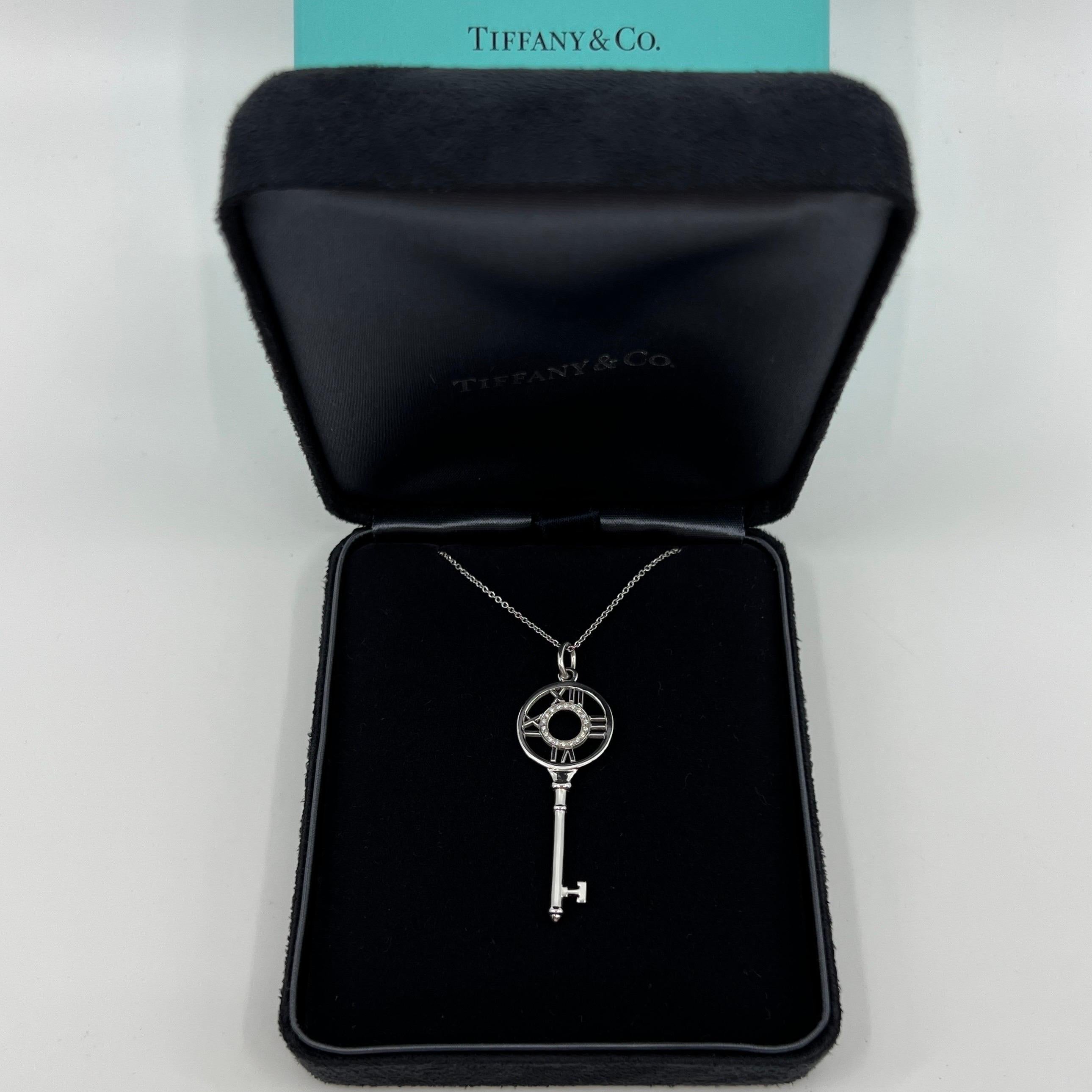 Weinlese Tiffany & Co. Atlas Diamond 18k Weißgold 1,6 Zoll Schlüsselanhänger Halskette.

Ein schöner und seltener authentischer Tiffany-Schlüssel-Anhänger aus der Atlas-Serie. Tiffany-Schlüssel sind 