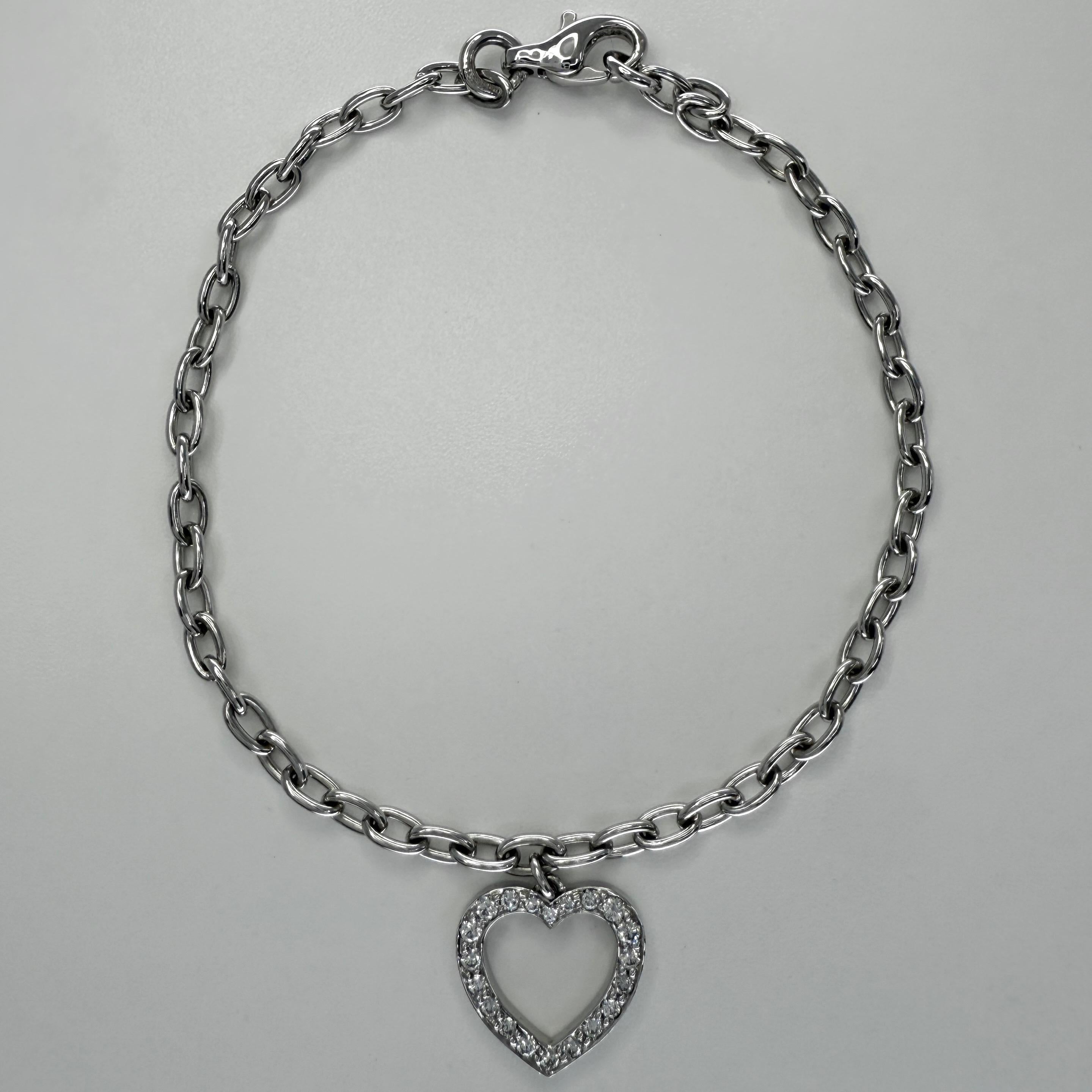 Taglio rotondo Raro bracciale charme vintage Tiffany & Co. con cuore di diamante 950 in platino in vendita