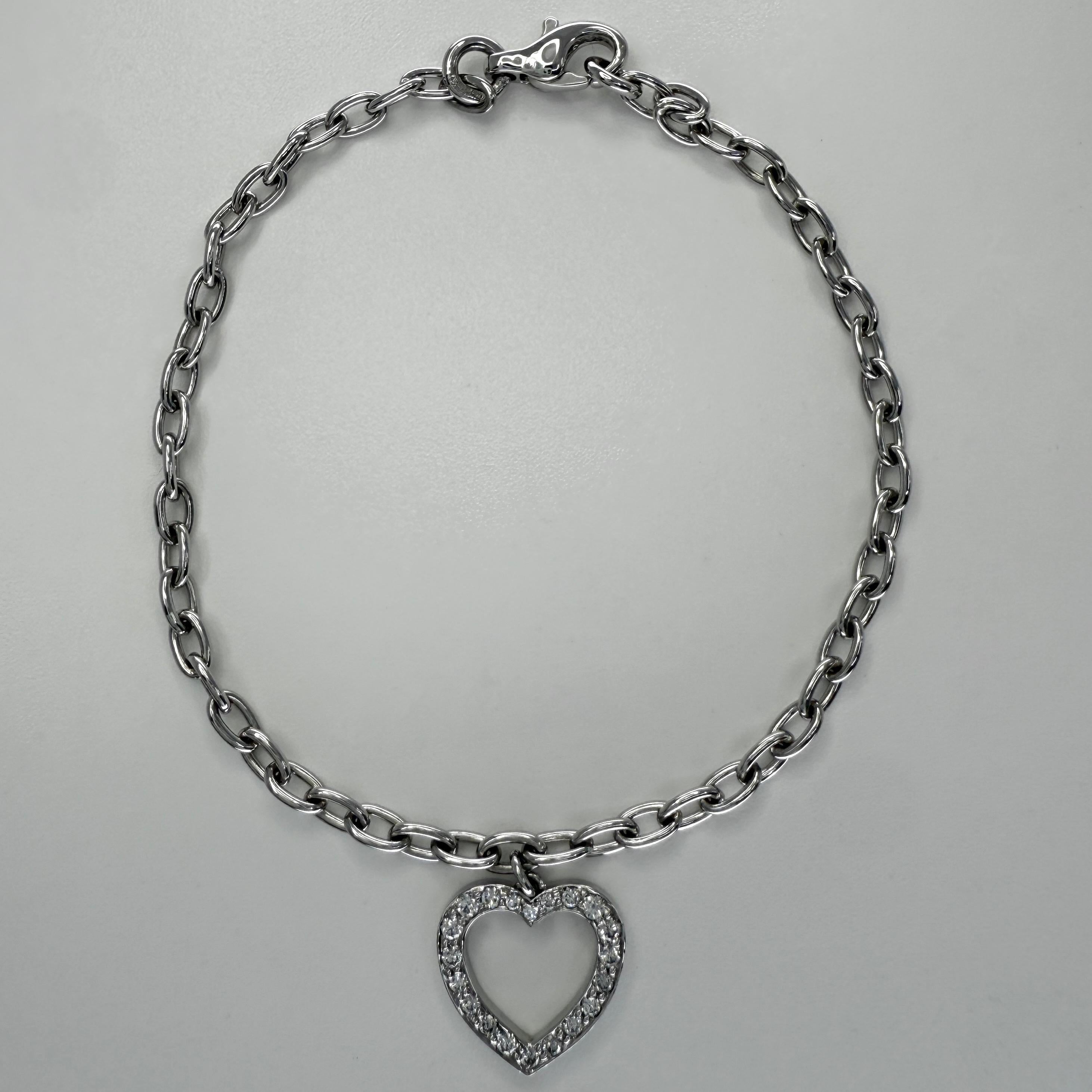 Raro bracciale charme vintage Tiffany & Co. con cuore di diamante 950 in platino in vendita 4