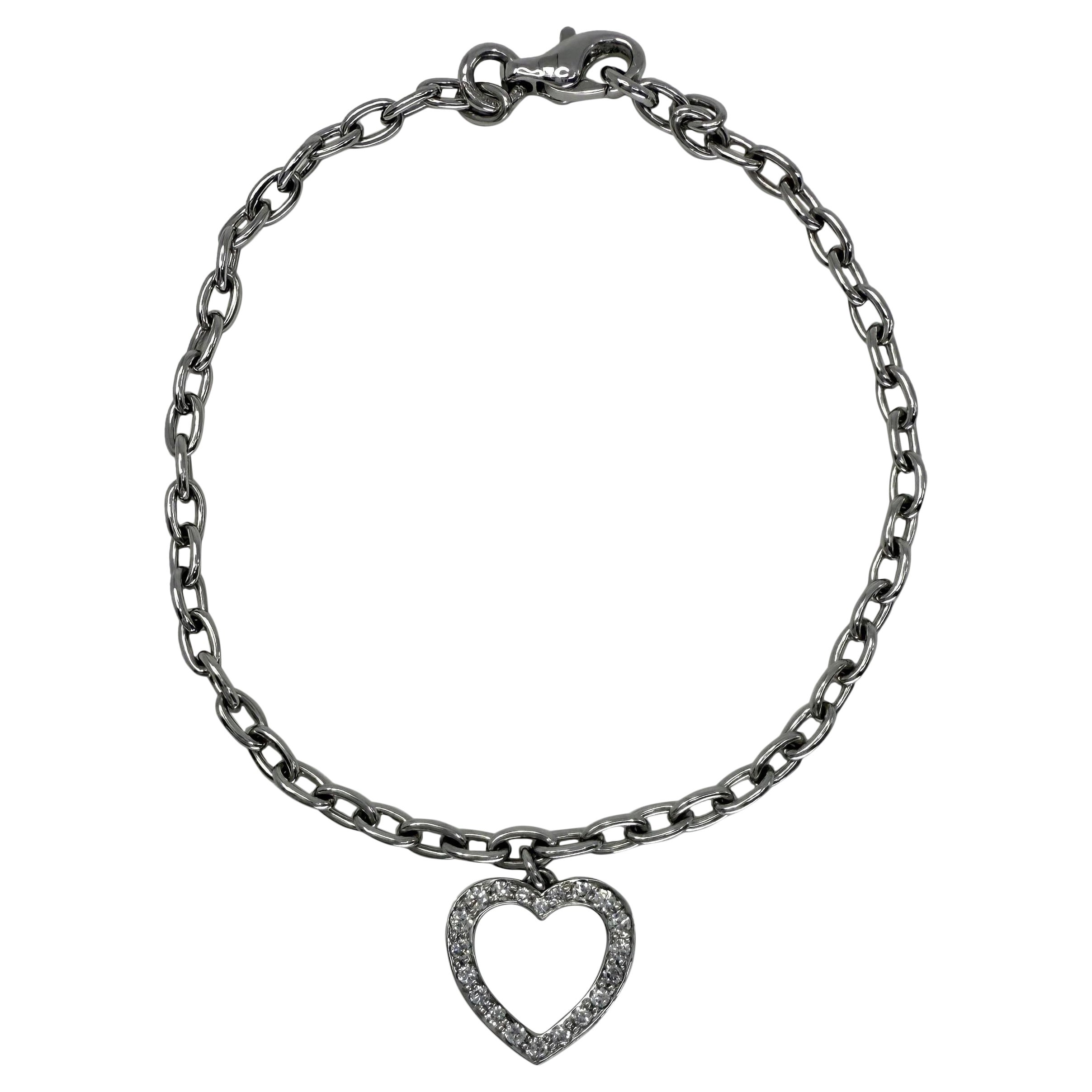 Raro bracciale charme vintage Tiffany & Co. con cuore di diamante 950 in platino in vendita