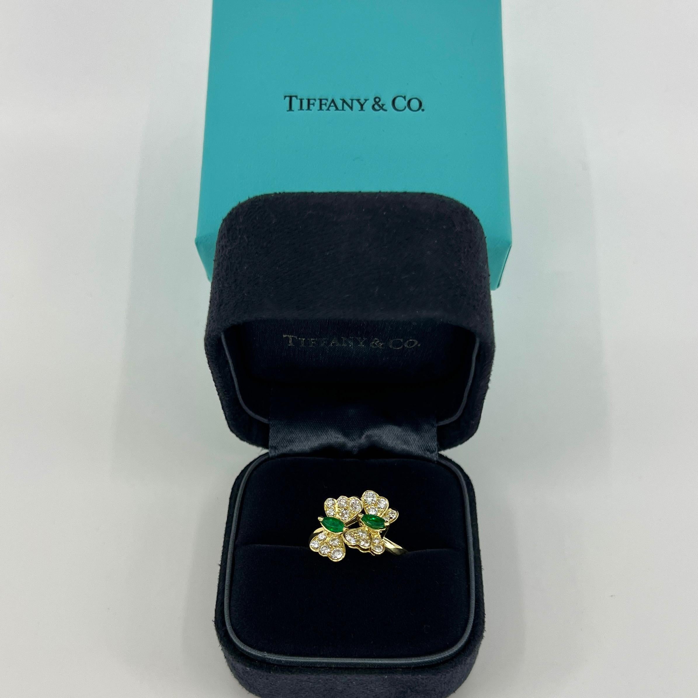 Rare Vintage Tiffany & Co Smaragd und Diamant Schmetterling 18k Gelbgold Ring.

Ein wunderschönes und seltenes Vintage-Stück mit zwei atemberaubenden grünen Smaragden im Marquiseschliff (5x2,5 mm) und 20 natürlichen Diamanten im Brillantschliff von