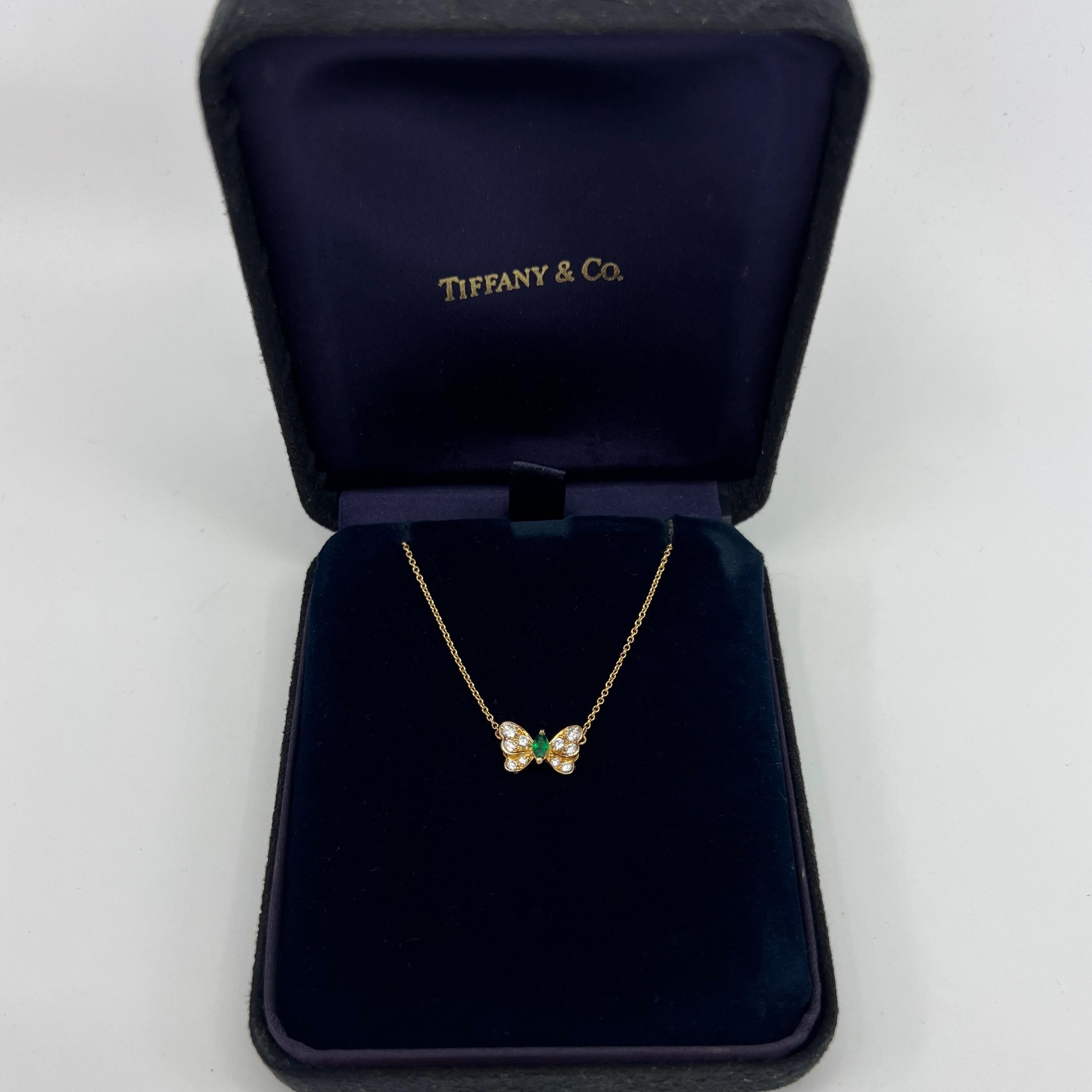 Vintage Tiffany & Co Smaragd und Diamant Schmetterling 18k Gelbgold-Anhänger Halskette.

Ein wunderschönes und seltenes Vintage-Stück mit einem atemberaubenden marquise geschliffenen lebhaft grünen Smaragd (Maße 5x3mm) und 10 natürlichen Diamanten