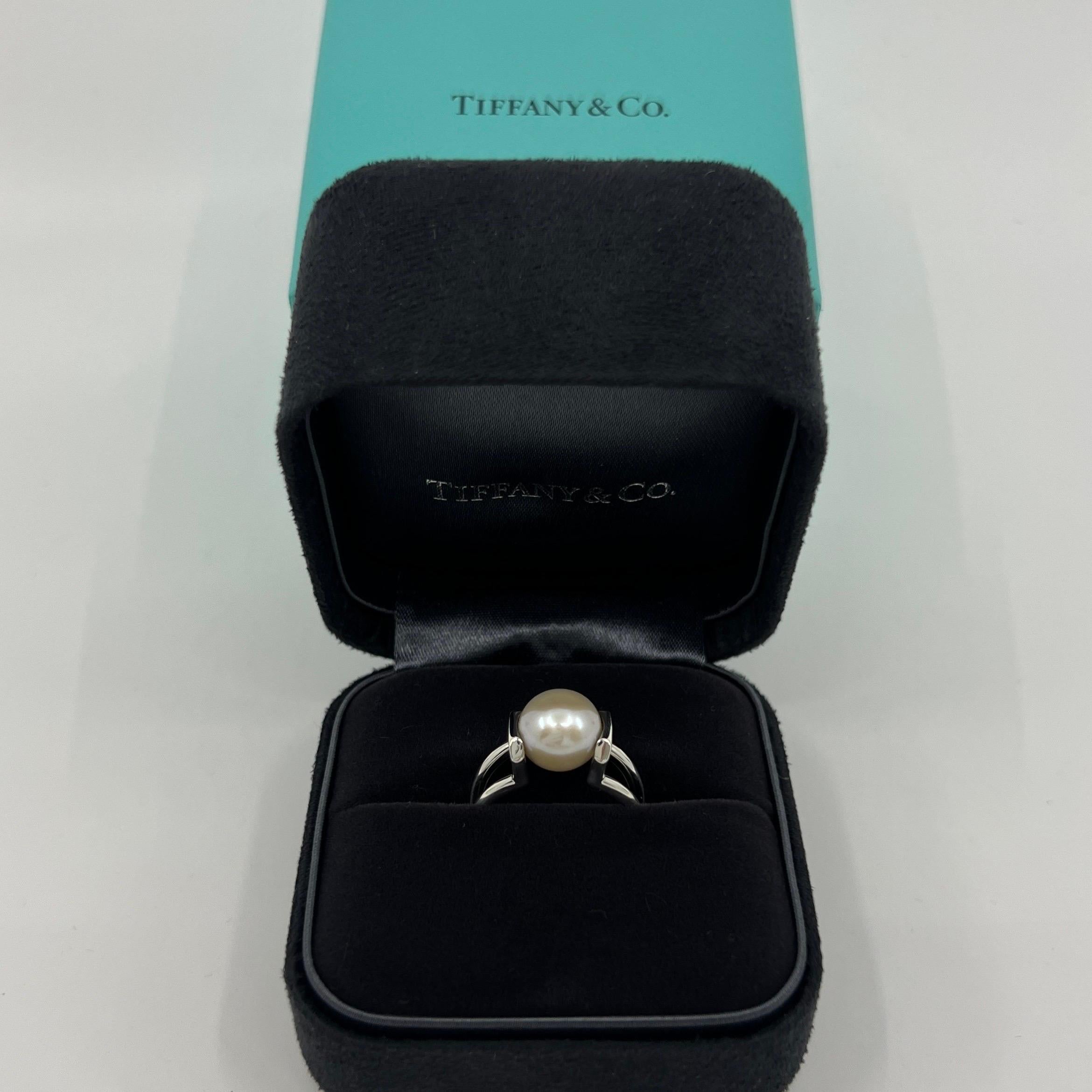Rare Tiffany & Co Hardwear White Freshwater Pearl 925 Silver Ring.

Beautiful and rare ring from the Tiffany & Co Hardwear collection.

This ring features a beautiful large 9.4mm freshwater pearl.
The ring is in excellent condition with only some