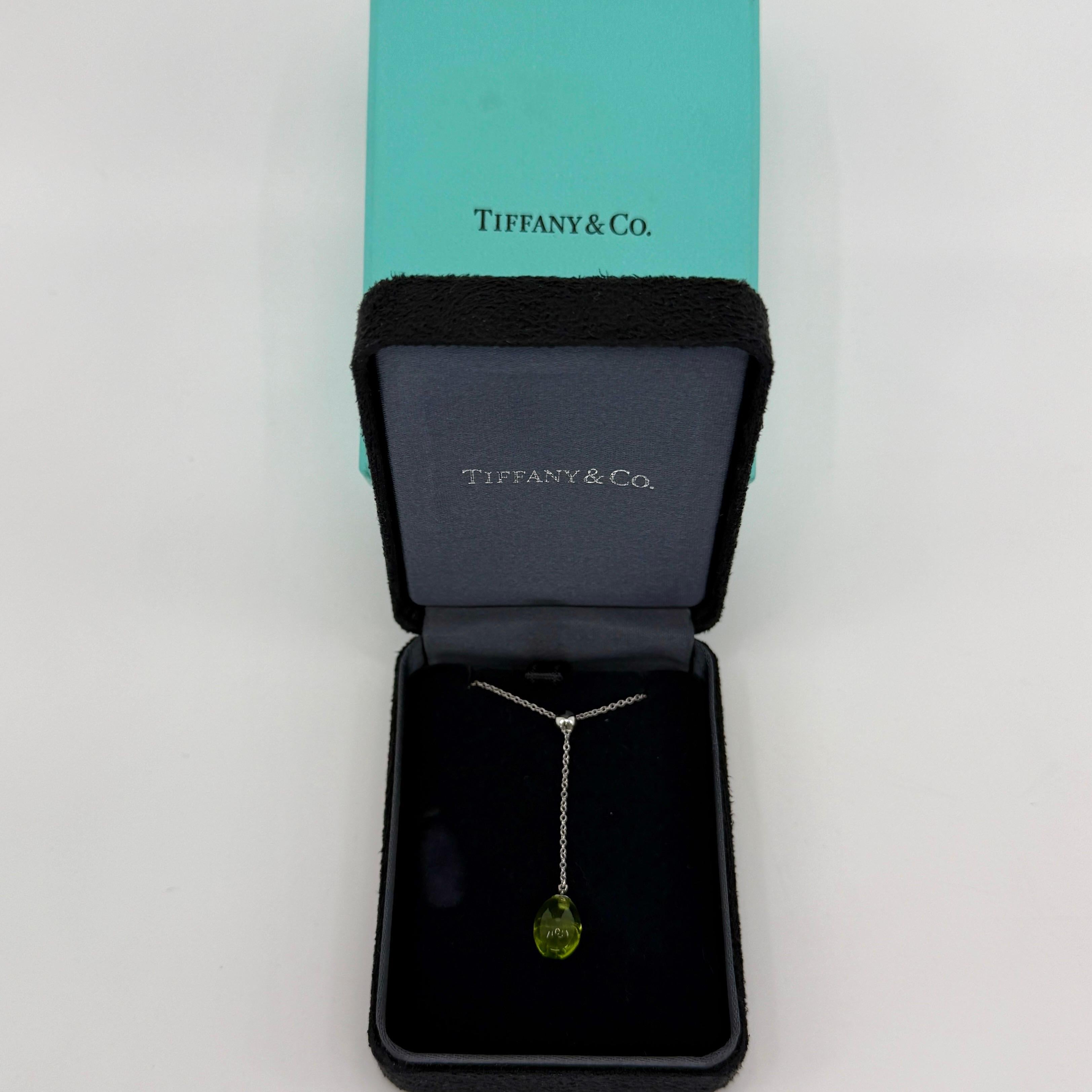 Vintage Tiffany & Co. Peridot 18k White Gold Teardrop Drop Pendant Necklace.

A beautiful and rare 18k white gold pendant necklace set with a stunning green peridot drop measuring 13x7.6mm.

Fine jewellery houses like Tiffany only use the finest