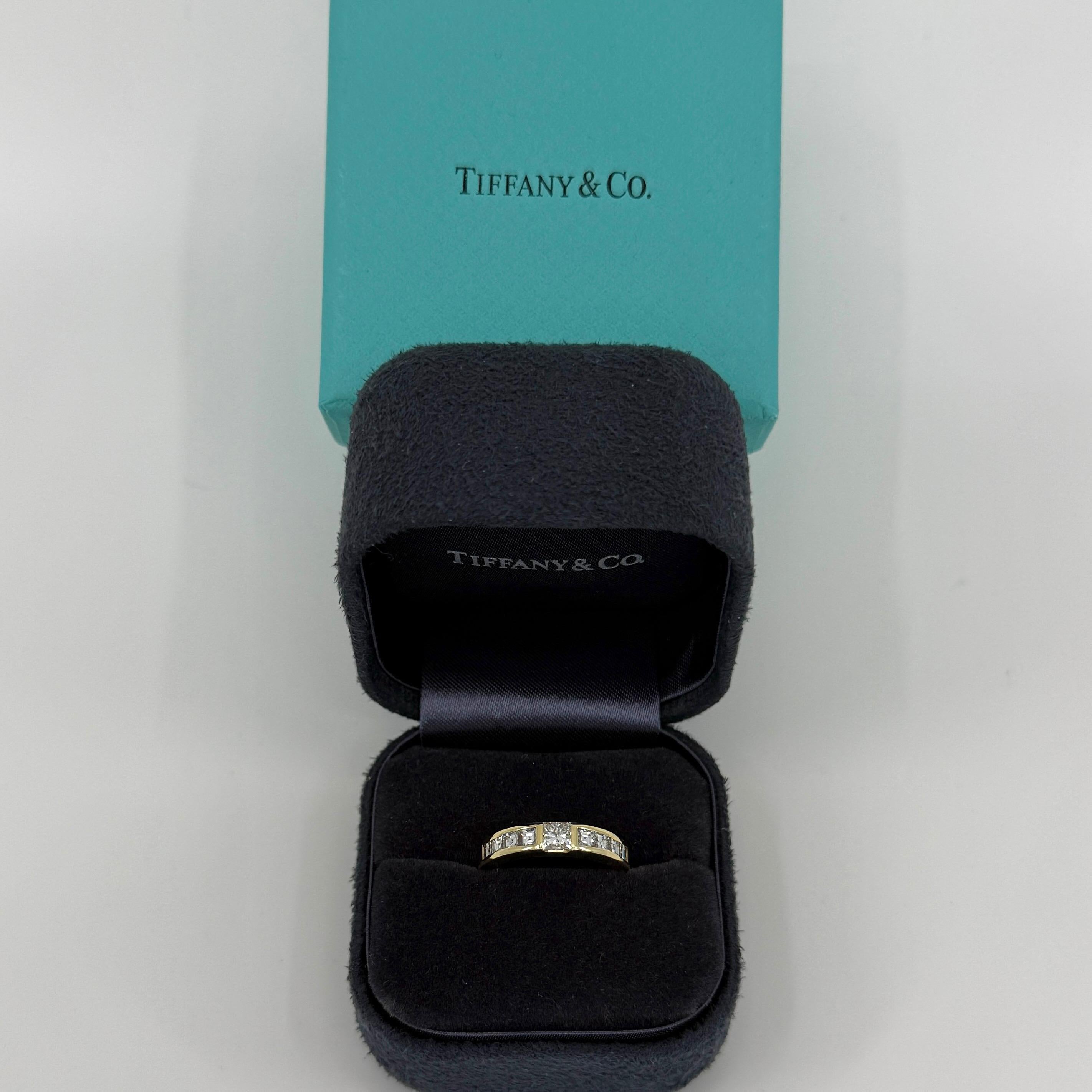Seltenes Vintage von Tiffany & Co. Natürlicher Prinzessinnen- und Carré-Diamantenring aus 18k Gelbgold.

Ein wunderschön gearbeiteter Ring aus Gelbgold mit einem 3,8 mm großen, natürlichen Diamanten im Prinzessinnenschliff als Mittelstein. Das Band