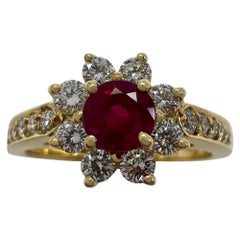 Rare Vintage Tiffany & Co. Bague en or jaune 18k avec fleur de diamant et rubis rouge