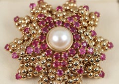 Tiffany & Co. Broche étoile de mer en or jaune 18K avec perles de rubis
