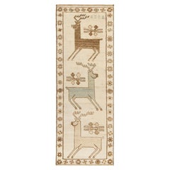 Seltener Vintage-Stammesteppich mit beige-braunen Hirsch-Bildermustern von Teppich & Kelim