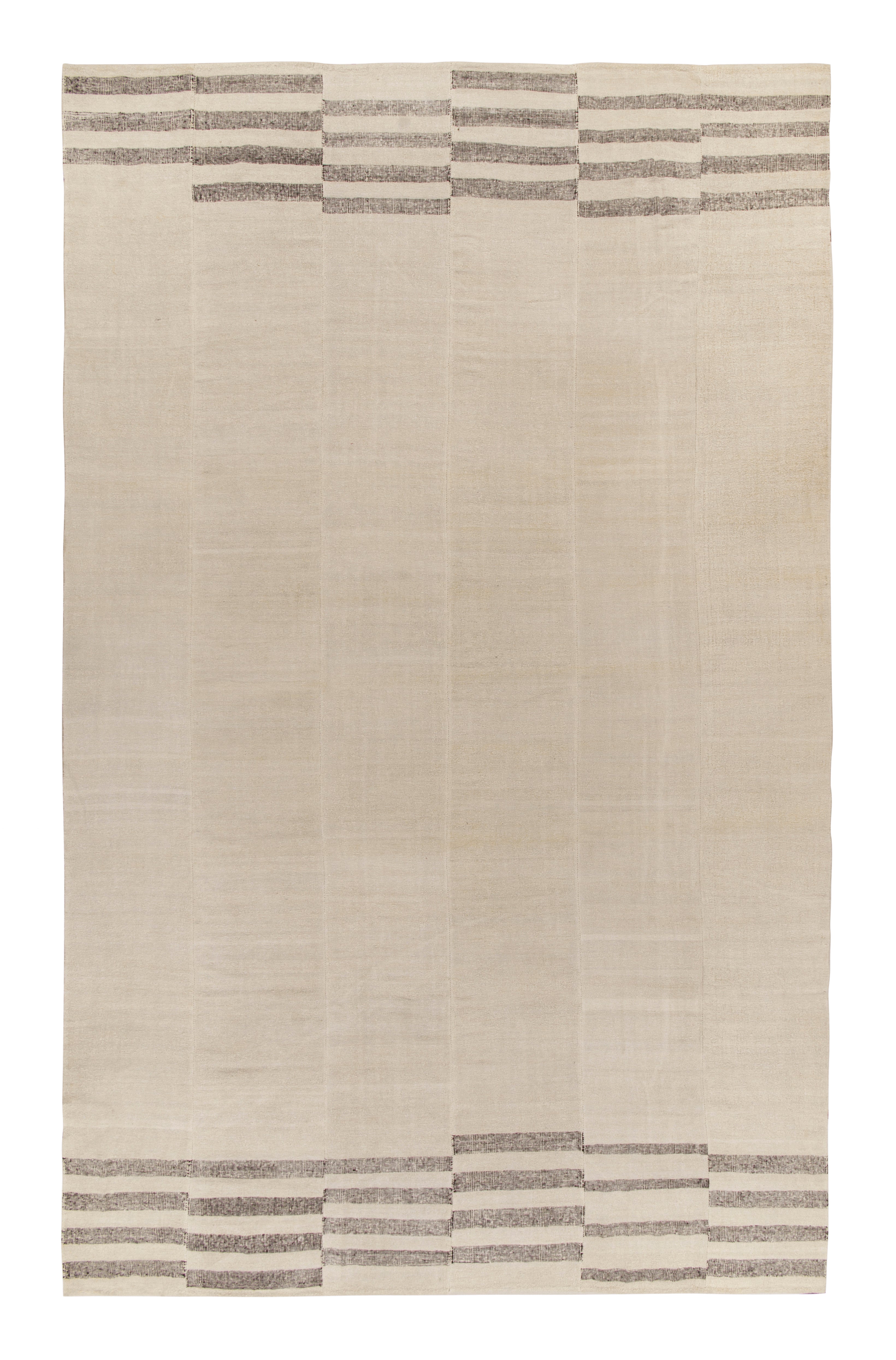 Seltener türkischer Kelim im Vintage-Stil mit beige-schwarzer Täfelung von Teppich & Kelim