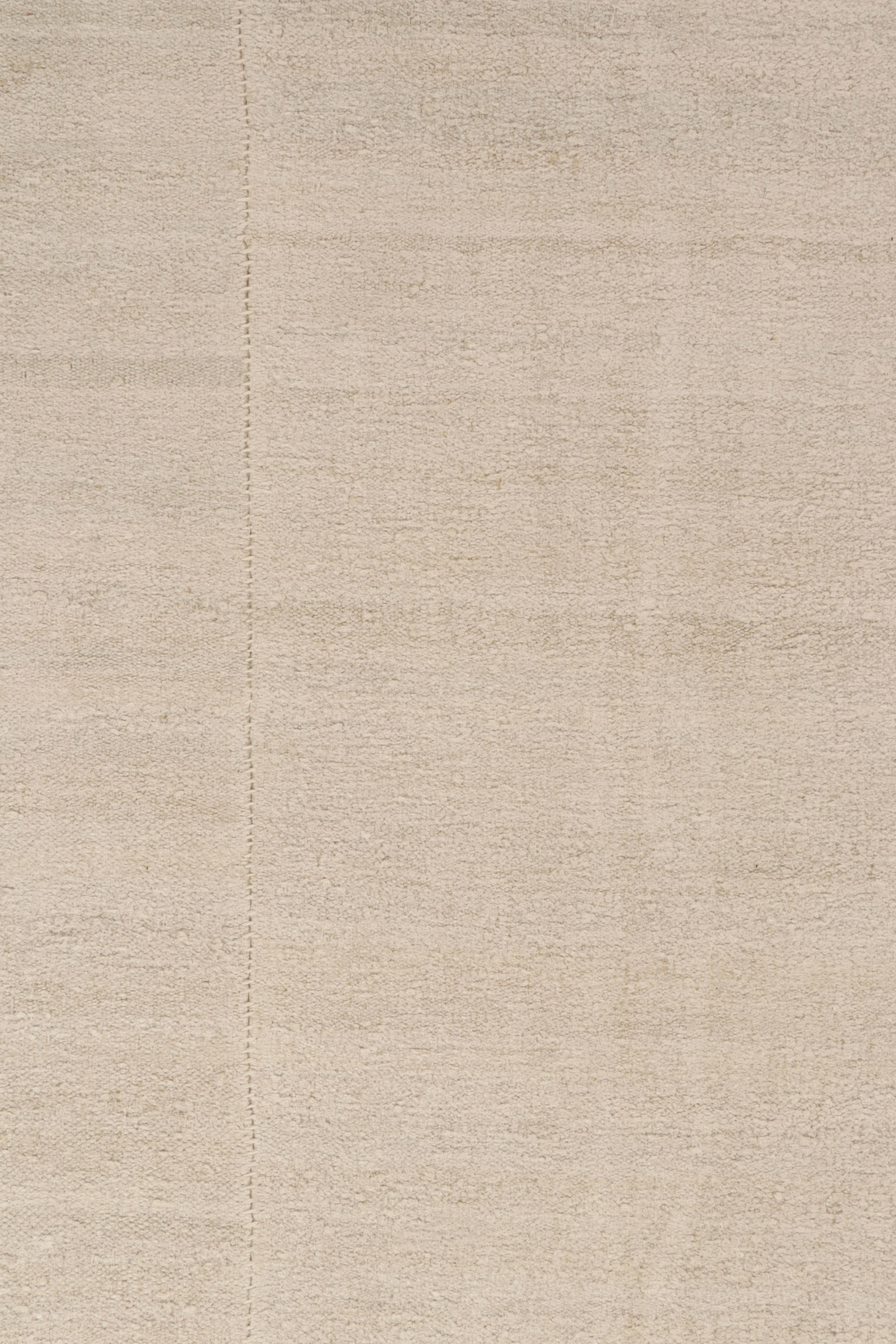 Seltener türkischer Kelim im Vintage-Stil mit weißer und beigefarbener Täfelung von Teppich & Kelim im Zustand „Gut“ im Angebot in Long Island City, NY