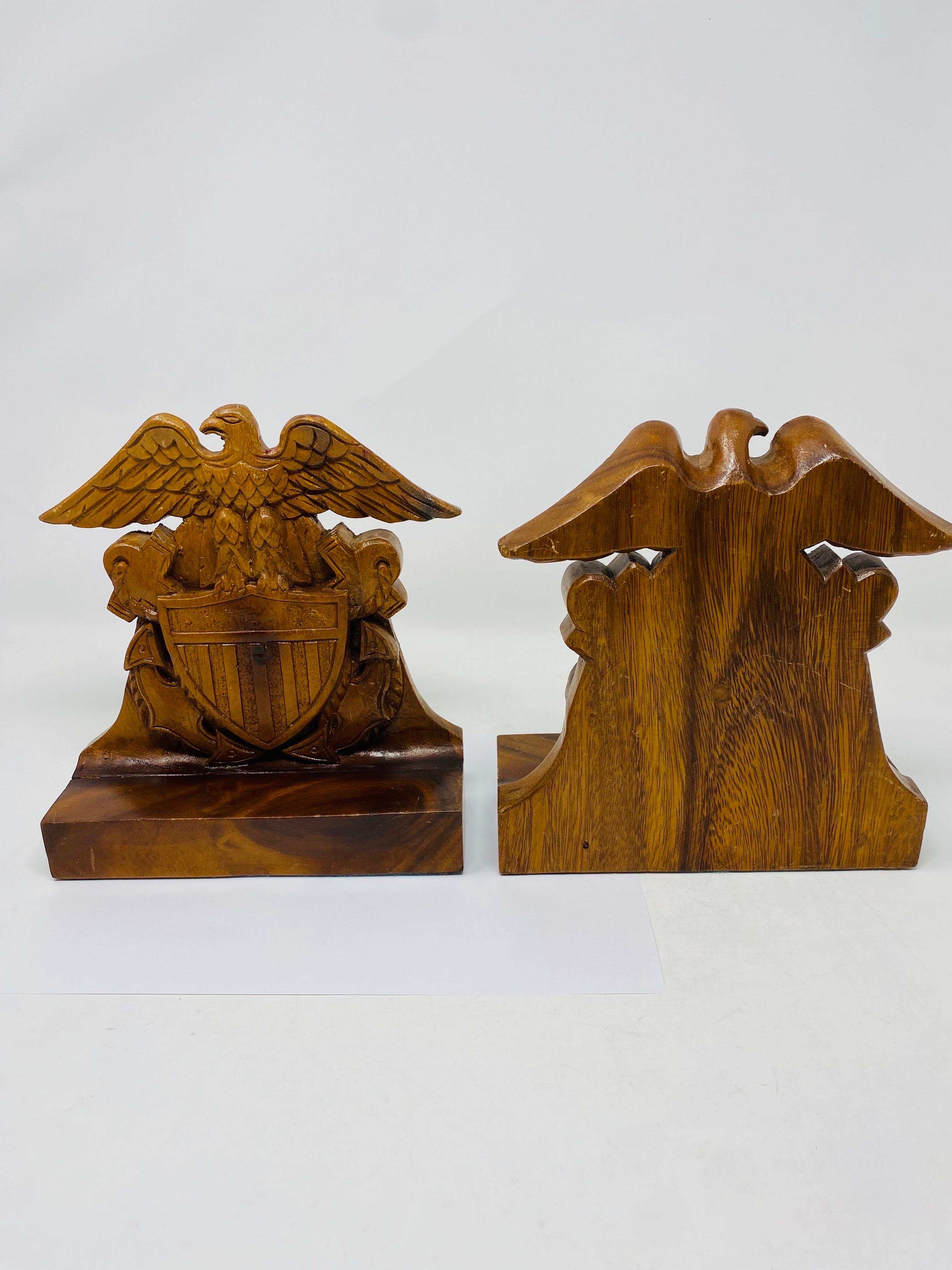 Seltene Vintage US Navy Offizier Wappen Wood Buchstützen im Zustand „Gut“ in San Diego, CA