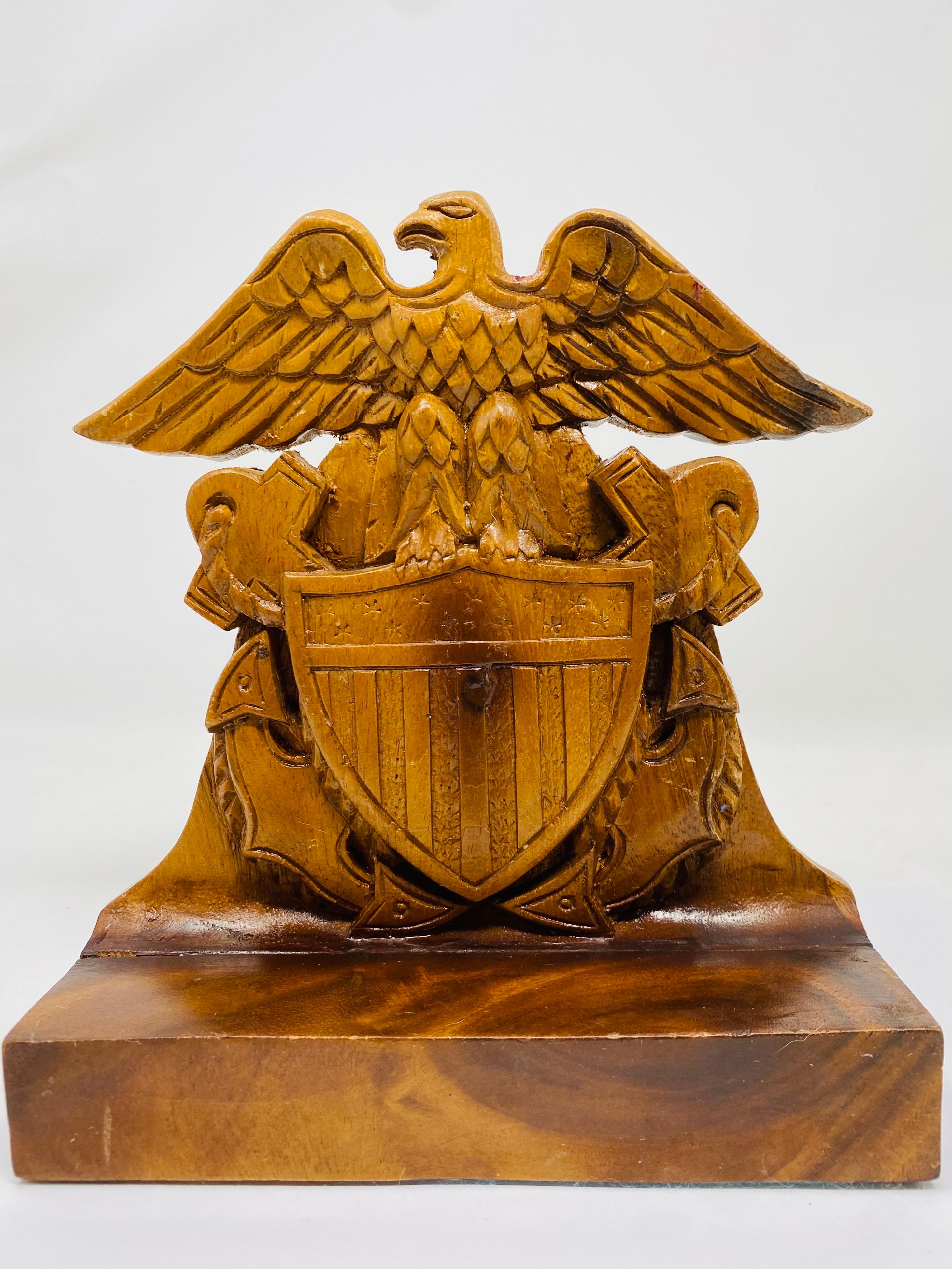 Seltene Vintage US Navy Offizier Wappen Wood Buchstützen (Mitte des 20. Jahrhunderts)