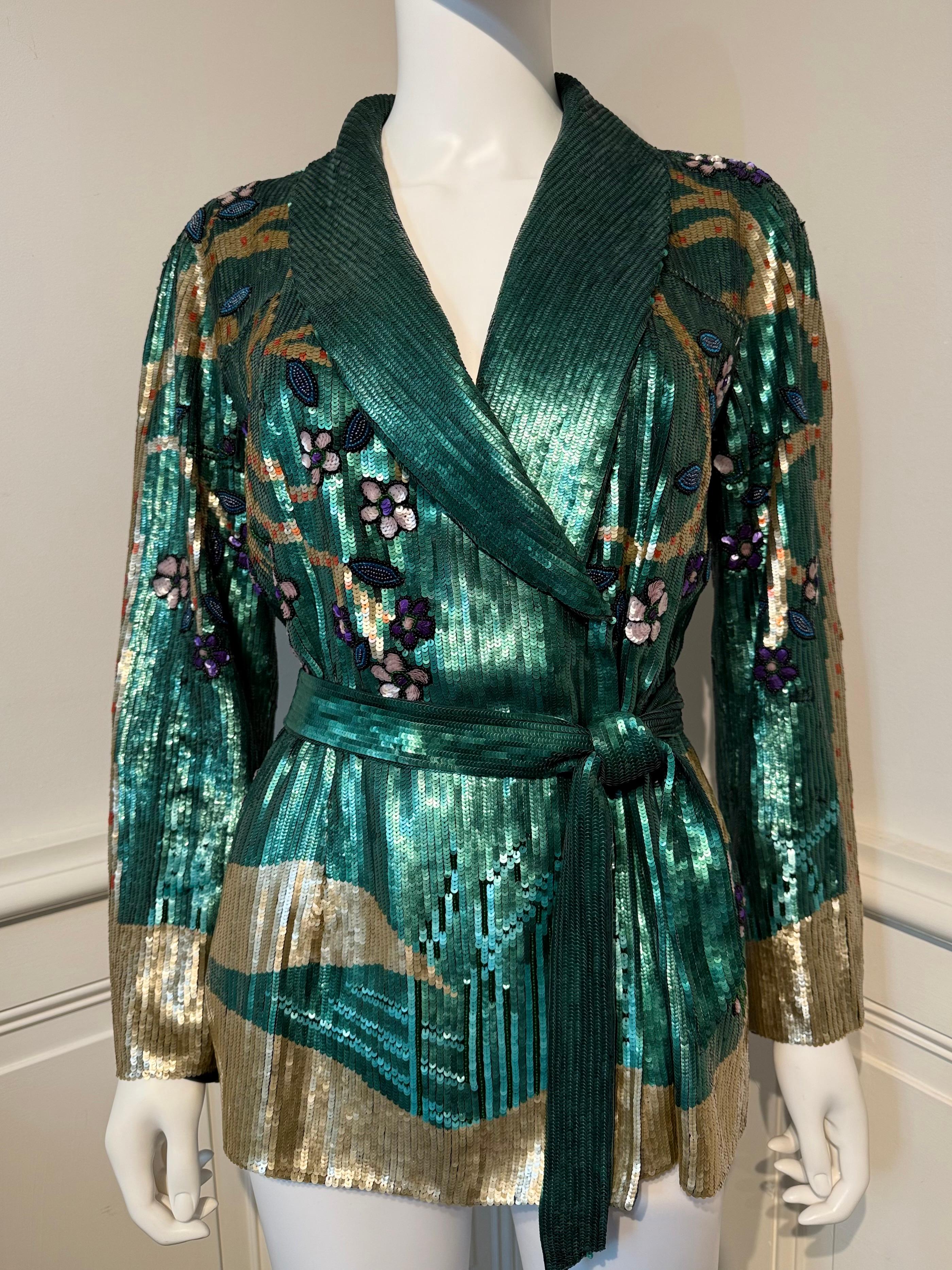 Seltene Collectible Valentino Garavani Herbst/Winter 1993 Runway Abend Jacke vollständig von Hand mit Pailletten und Perlen bestickt. Getragen von Supermodel Helena Christensen auf der Modenschau.
Die Größenangabe ist 10.
Die Messungen