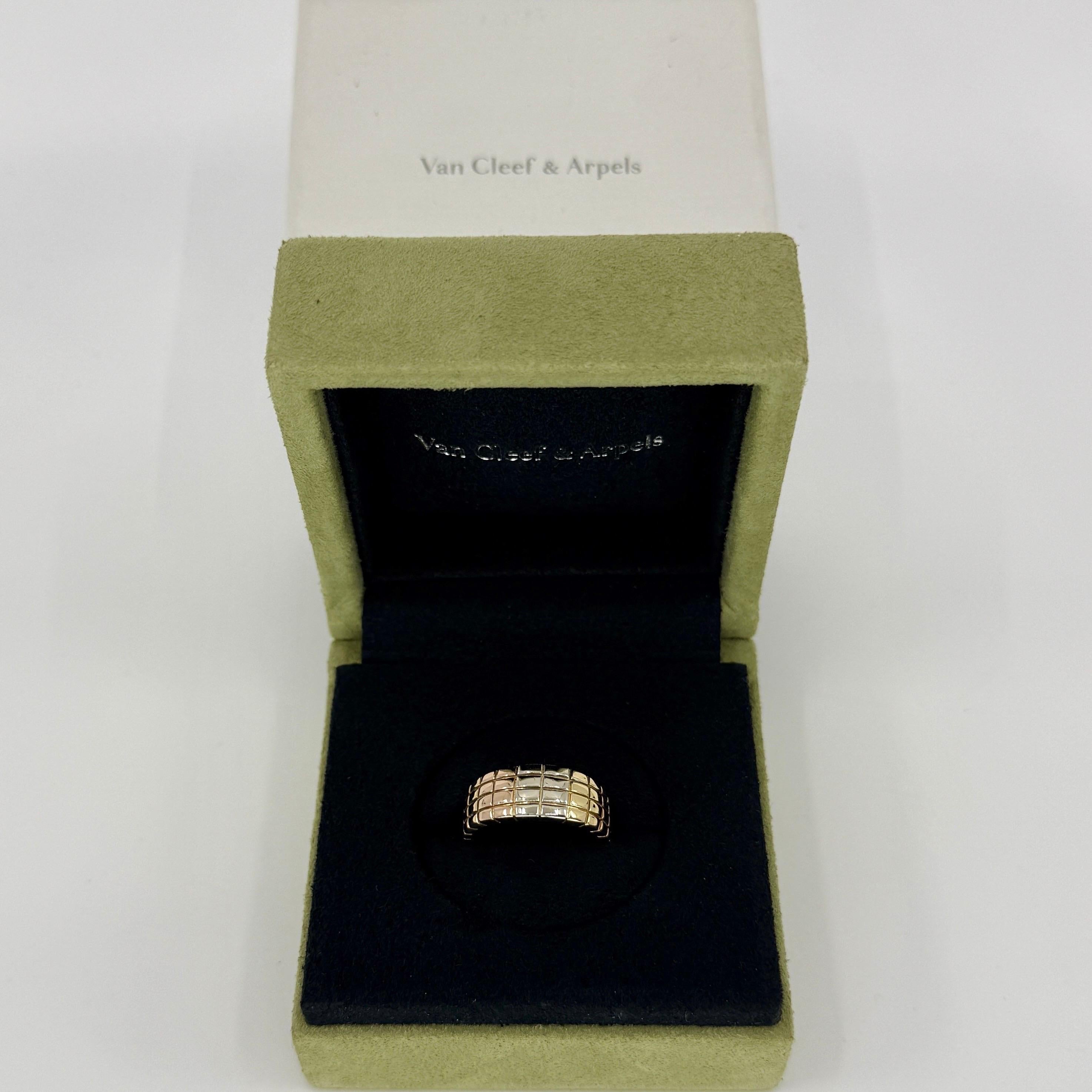 Raro anello d'epoca Van Cleef & Arpels in oro giallo rosa e bianco 18k.

Anello vintage VCA con un esclusivo motivo 