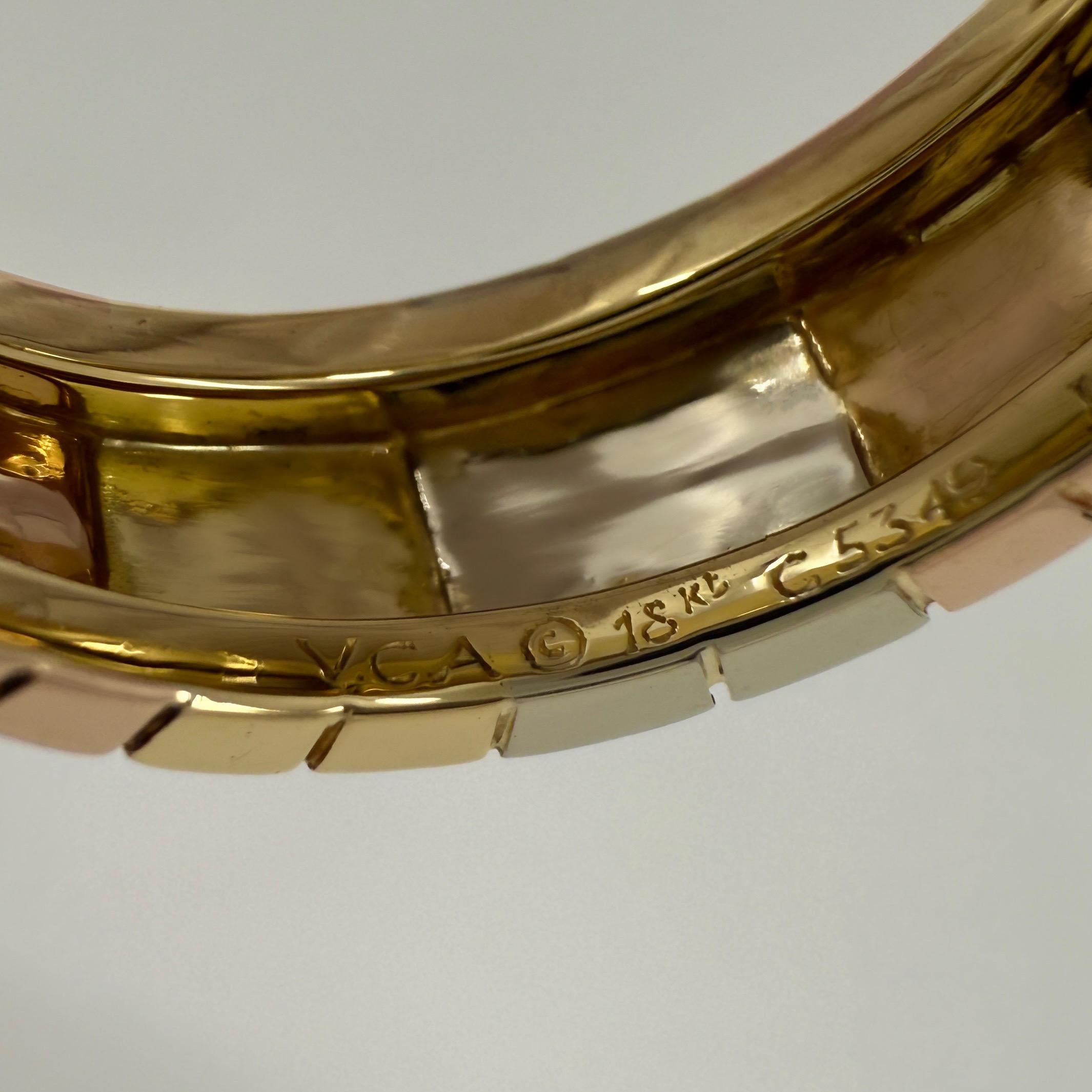 Raro anello d'epoca Van Cleef & Arpels in oro 18 carati multicolore con fascia fantasia in vendita 2