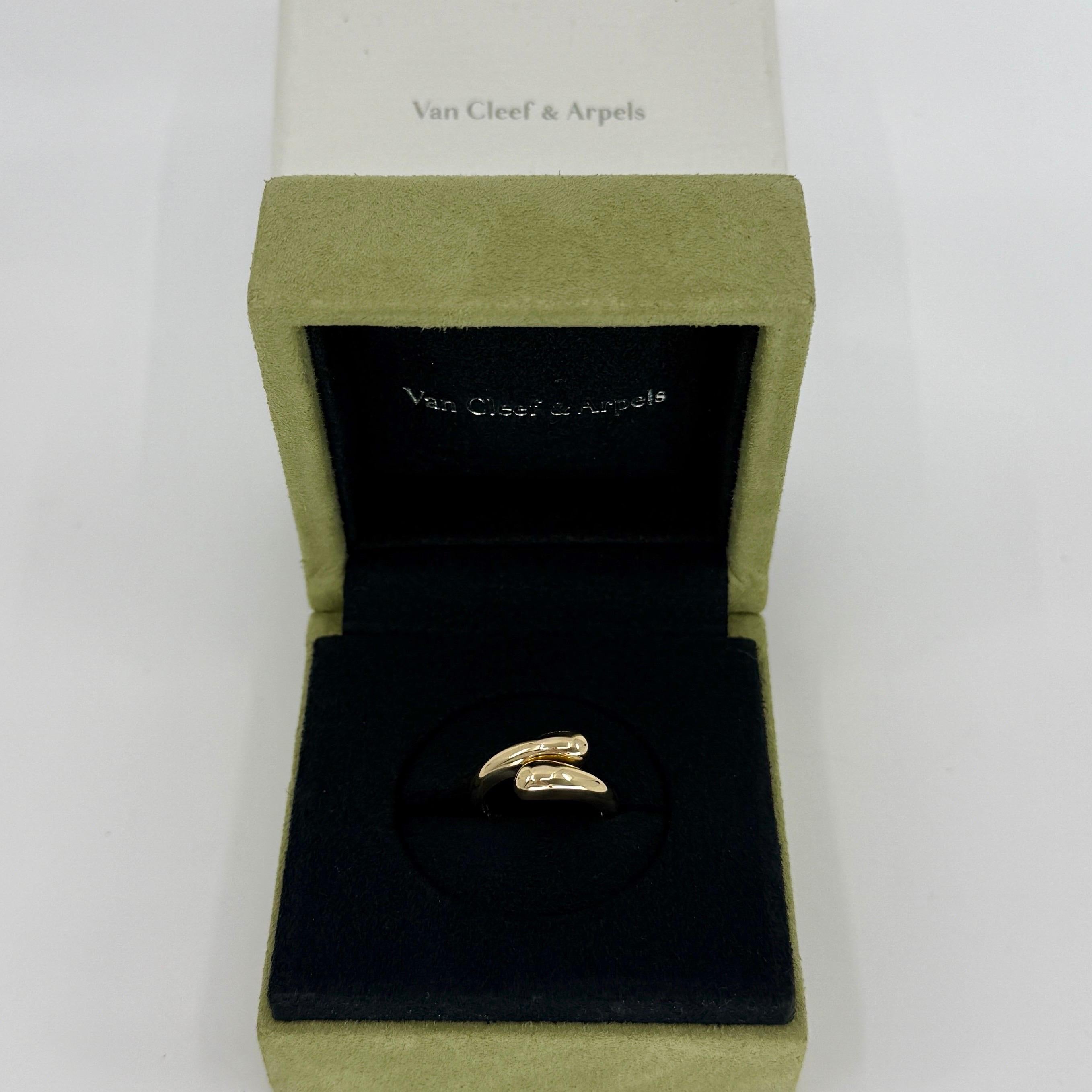 Rare Vintage Van Cleef & Arpels 18k Yellow Gold Bypass Ring.

Vintage VCA ring with a class split bypass design measuring 9mm in width at its widest point.

The ring is engraved Van Cleef & Arpels, 18kt with serial number.

Ring size UK L - US 6 -