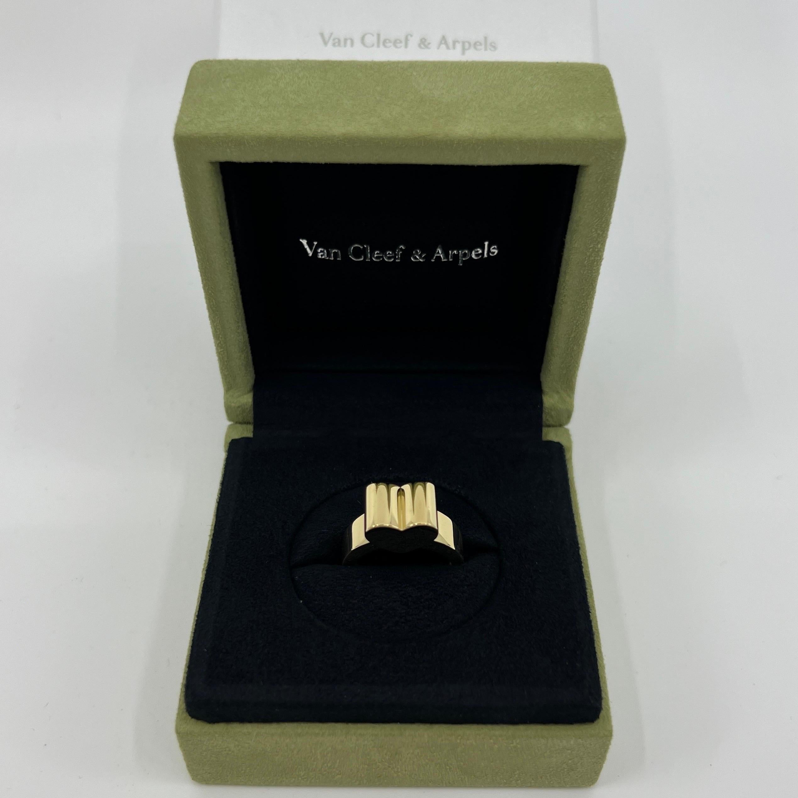 Rare Vintage Van Cleef & Arpels 18k Yellow Gold Love Heart Motif Ring In Excellent Condition In Birmingham, GB