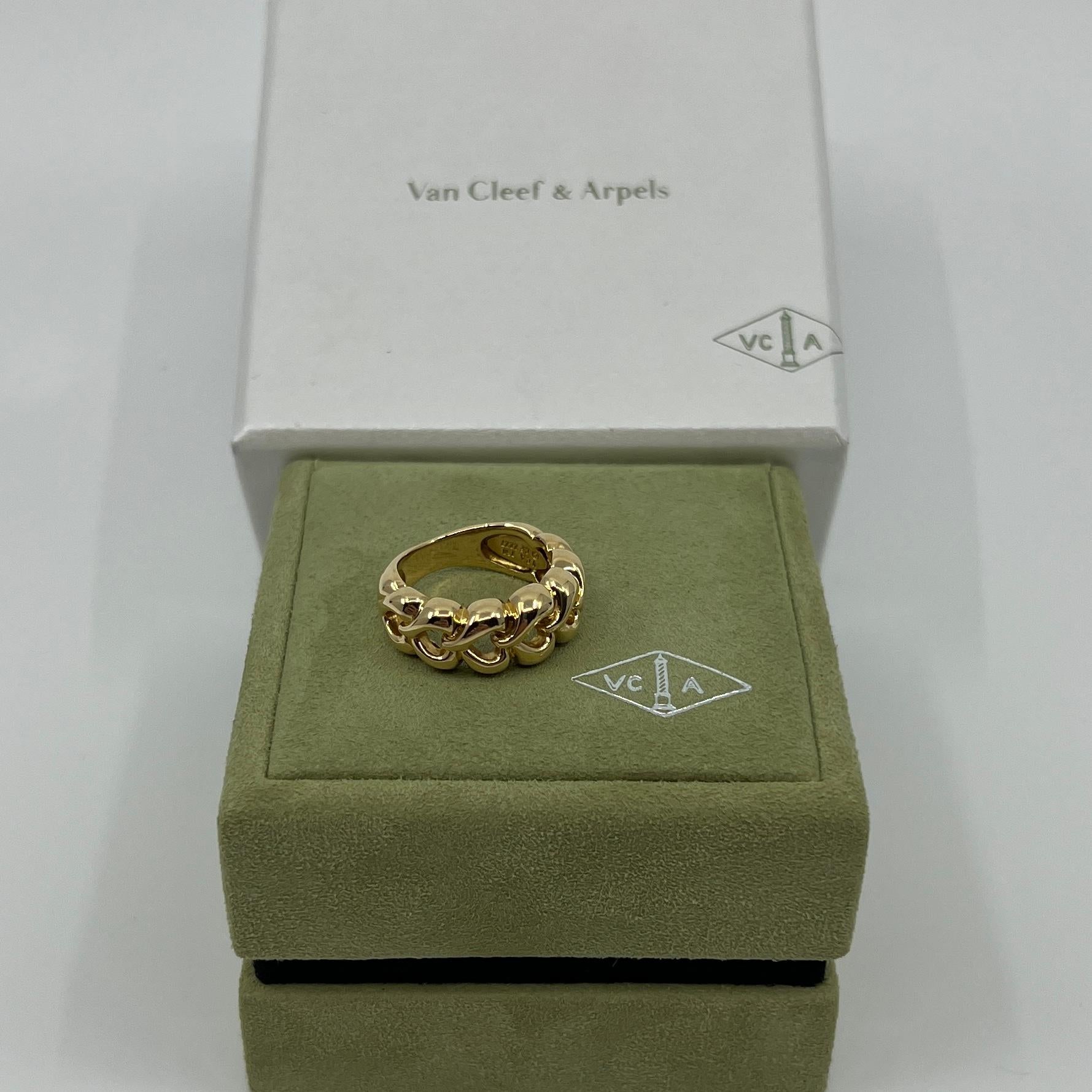 Rare Vintage Van Cleef & Arpels 18k Yellow Gold Open Heart Band Ring with Box In Excellent Condition In Birmingham, GB