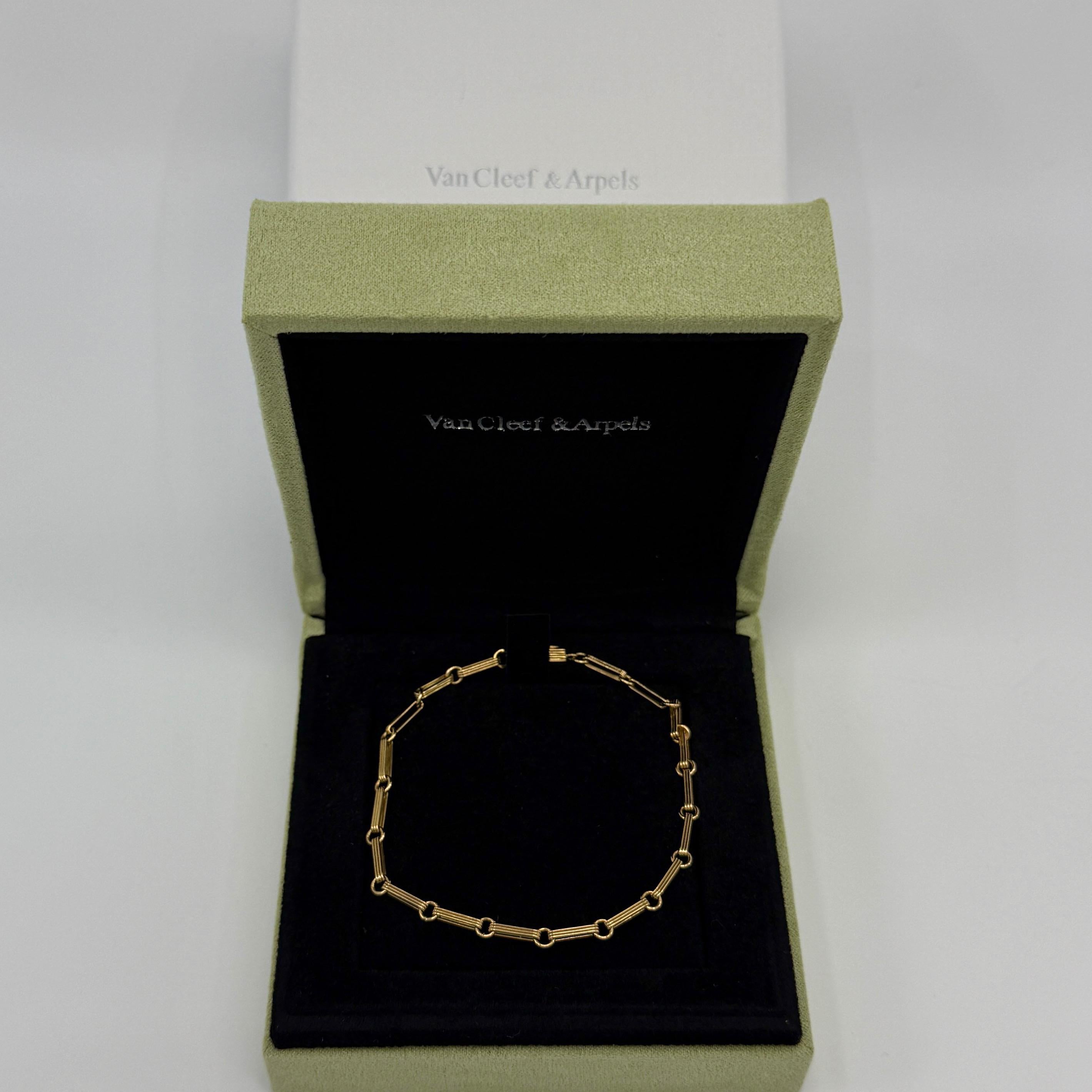 Rare Vintage Van Cleef & Arpels 18k Yellow Gold Paperclip Cable Link Bracelet .

Superbe bracelet avec une chaîne à maillons en forme de trombone mesurant 20 cm (8 pouces). Des liens peuvent être supprimés pour le rendre plus court si
