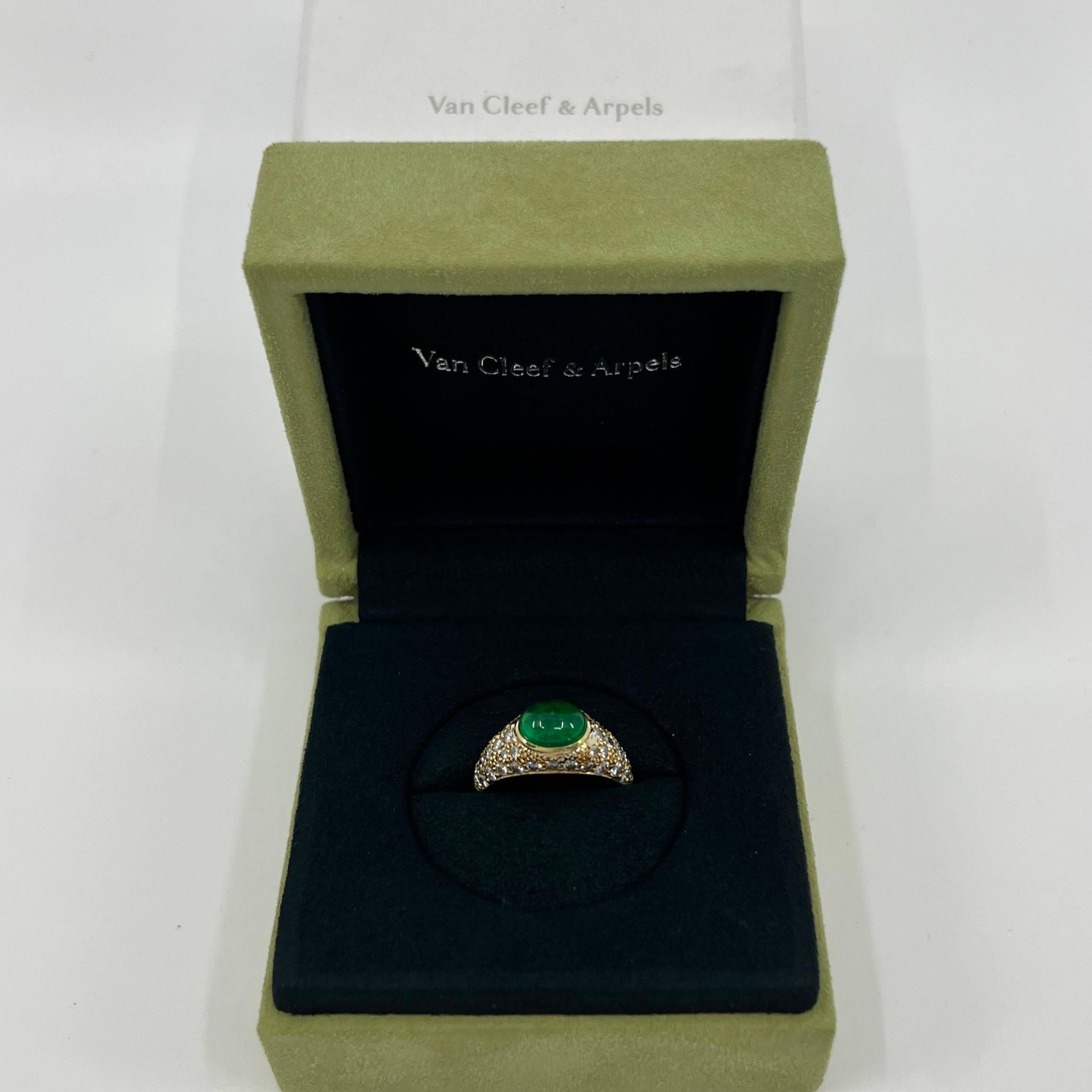 Seltene Vintage Van Cleef & Arpels Oval Cabochon Smaragd und Diamant 18k Gelbgold Cocktail Dome Ring.

Ein atemberaubender und seltener Vintage-Ring von VCA New York mit einem klassischen, für Van Cleef & Arpels typischen Design, besetzt mit einem