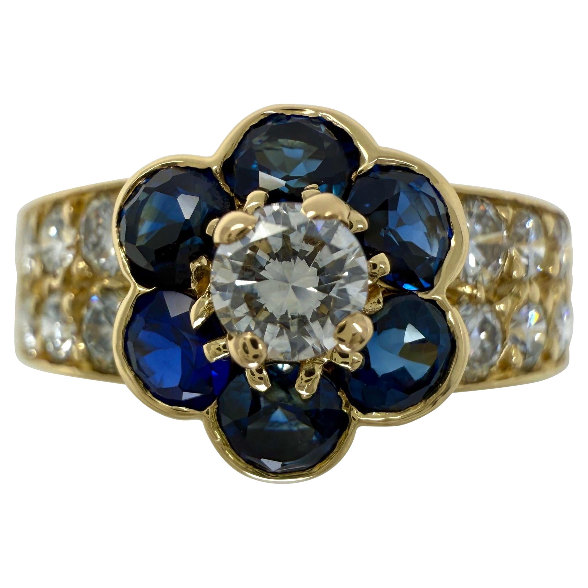 Van Cleef 
Arpels, rare bague fleur Fleurette en saphir bleu et diamants