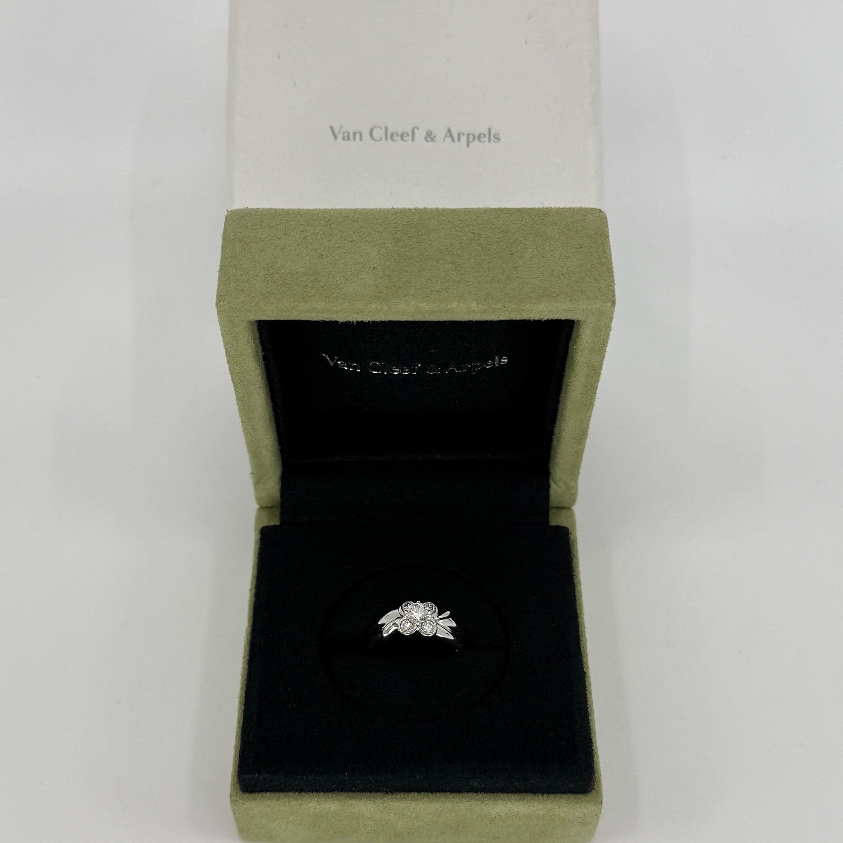 Van Cleef & Arpels, rare bague vintage fleur en or blanc 18 carats avec diamants en vente 6