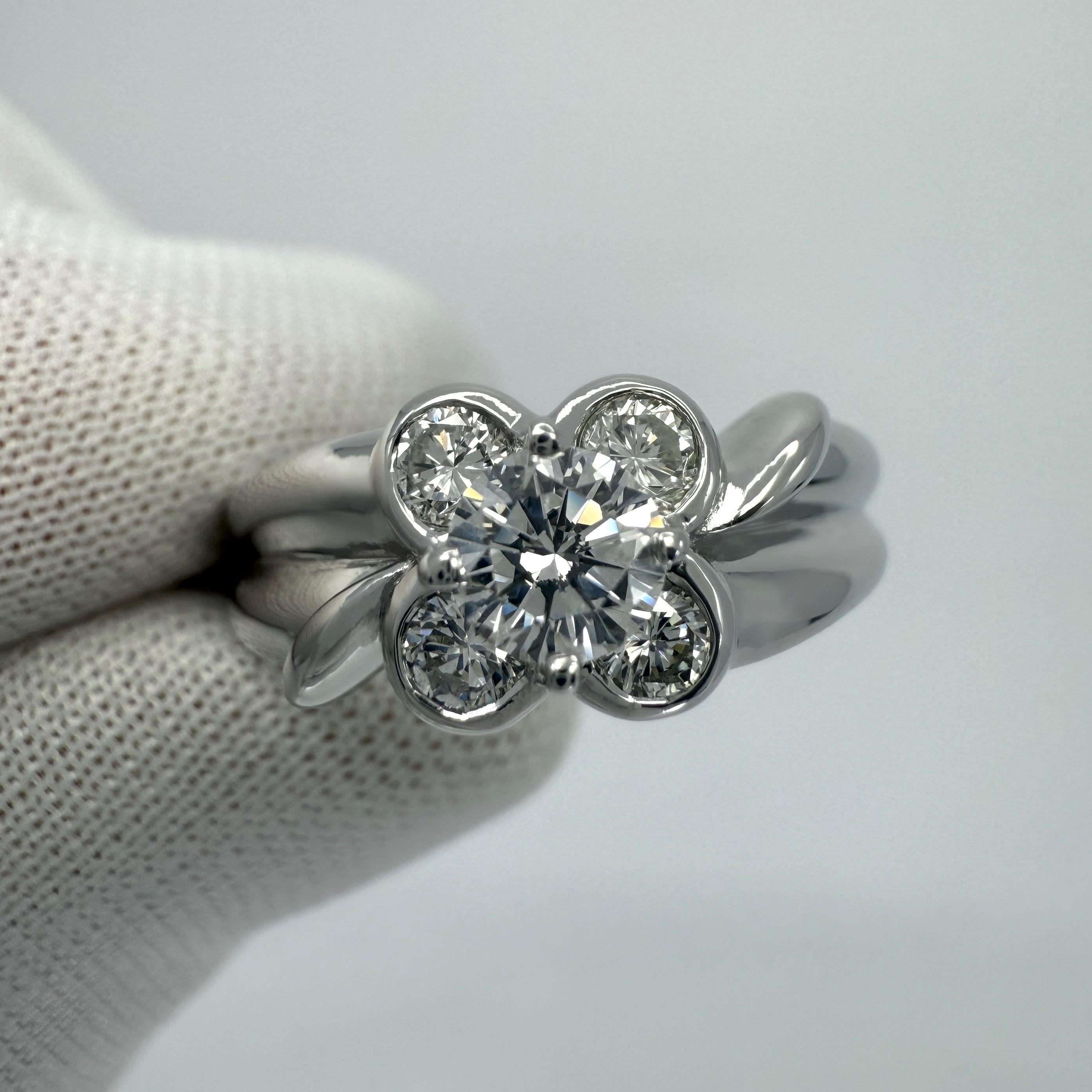 Rare Vintage Van Cleef & Arpels Diamond 18k White Gold Onbell Flower Ring.

Une superbe bague vintage avec un design floral unique typique de Van Cleef & Arpels, sertie de magnifiques diamants ronds naturels dans un motif floral classique. 

Environ